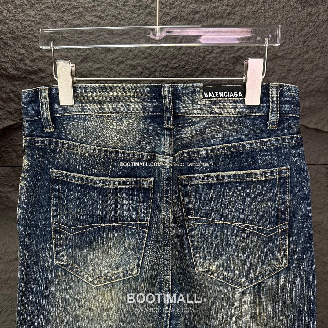 발렌시아가 2026SS 워싱데님 세미부츠컷 루즈핏 롱 팬츠 Balenciaga 2026 SS Washed Denim Semi Bootcut Loose Fit Long Pants 15