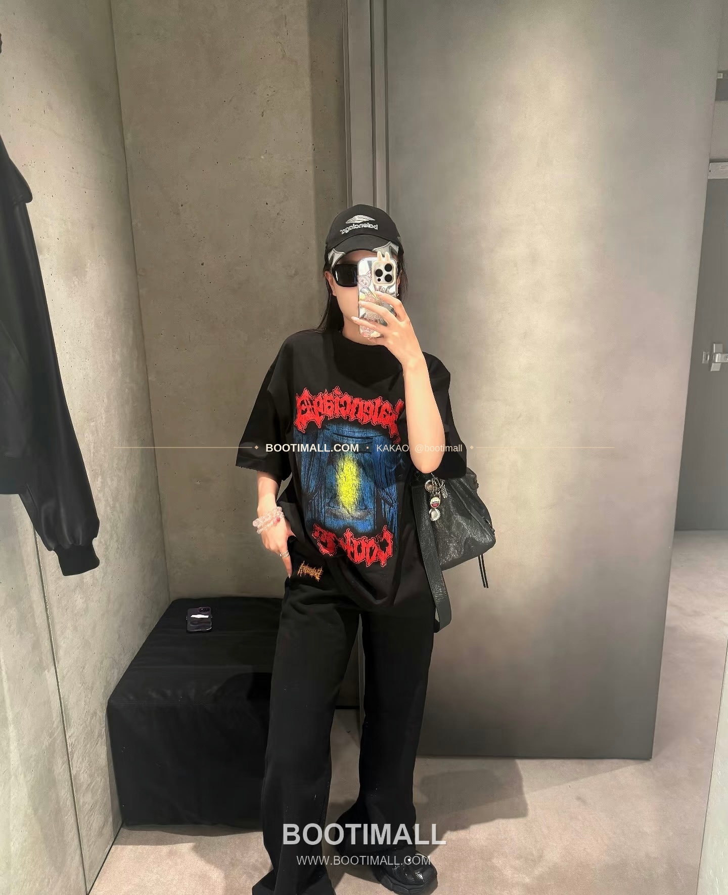 발렌시아가 그래피티 로고 프린트 루즈핏 반팔 티셔츠 Balenciaga Graffiti Logo Print Loose Fit T-Shirt 11