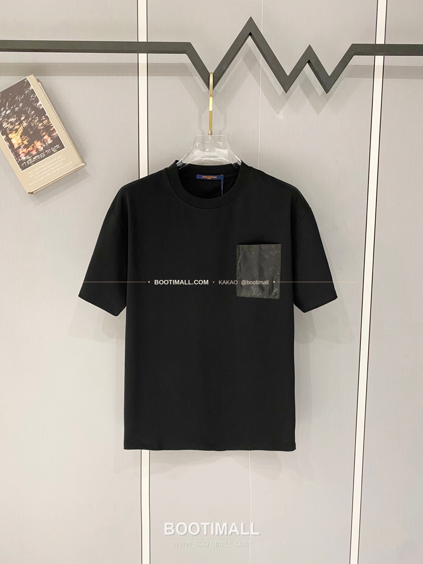 루이비통 2025SS 헤비코튼 포켓로고 루즈핏 반팔 티셔츠 Louis Vuitton 2025 SS Heavy Cotton Pocket Logo Loose Fit Short Sleeve T-Shirt 1