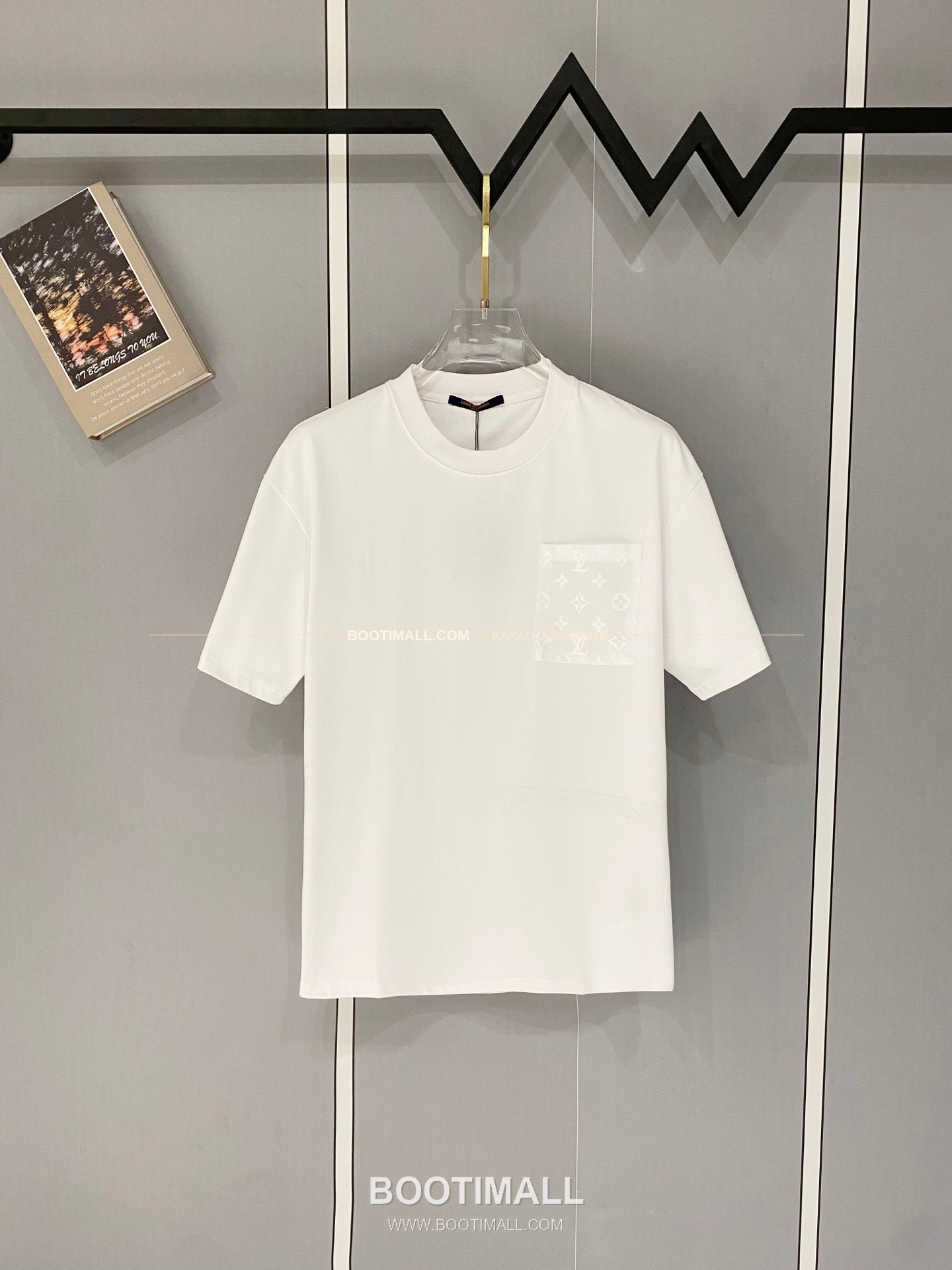 루이비통 2025SS 헤비코튼 포켓로고 루즈핏 반팔 티셔츠 Louis Vuitton 2025 SS Heavy Cotton Pocket Logo Loose Fit Short Sleeve T-Shirt 1