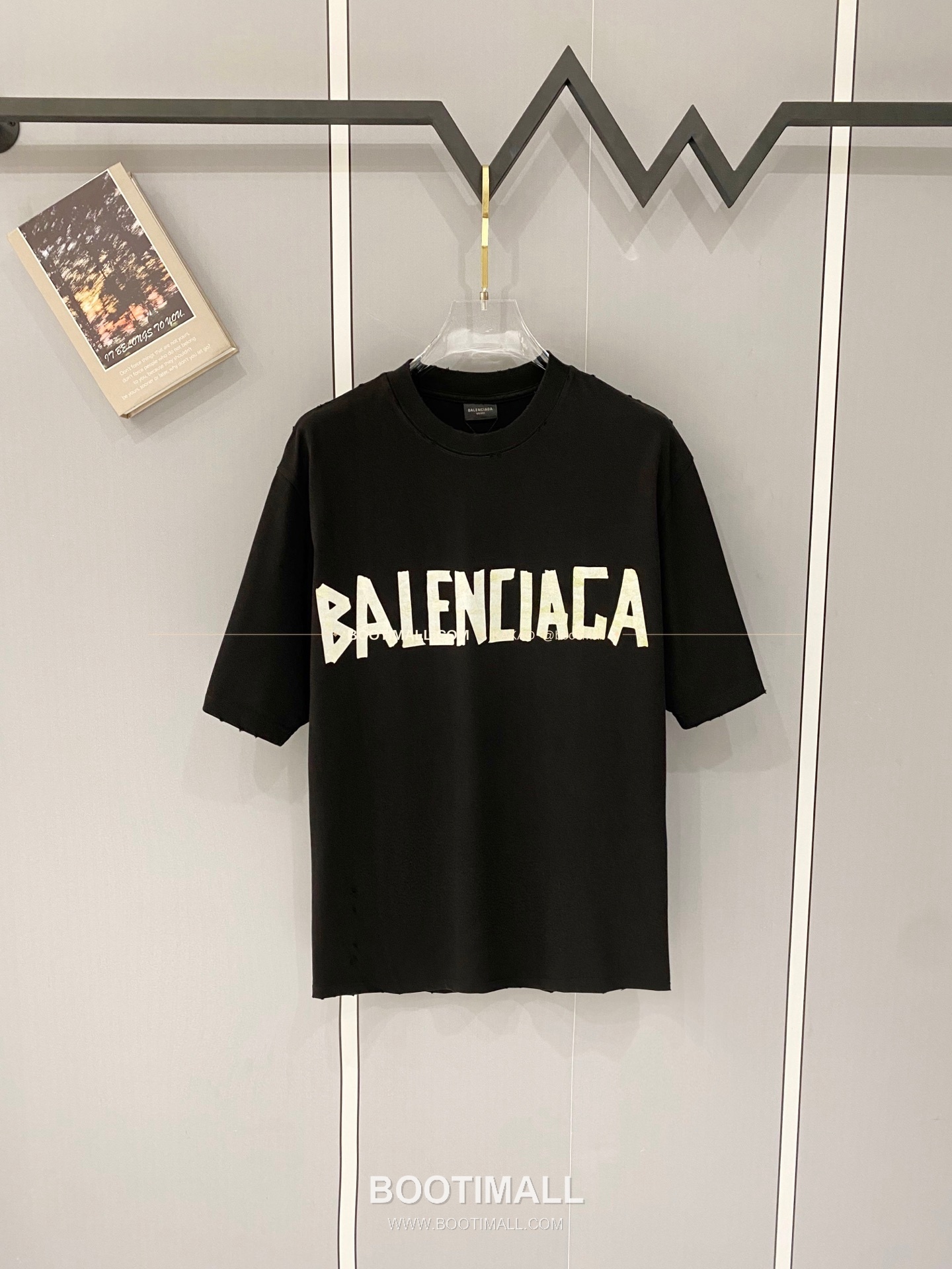 발렌시아가 2026SS 헤비코튼 테이프로고 디스트레스 루즈핏 반팔 티셔츠 Balenciaga 2026 SS Heavy Cotton Tape Logo Distressed Loose Fit Short Sleeve T-Shirt 1