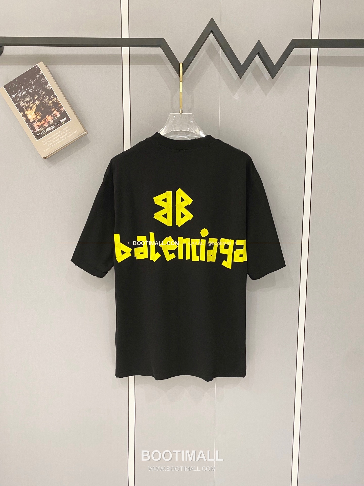 발렌시아가 2026SS 헤비코튼 테이프로고 디스트레스 루즈핏 반팔 티셔츠 Balenciaga 2026 SS Heavy Cotton Tape Logo Distressed Loose Fit Short Sleeve T-Shirt 2
