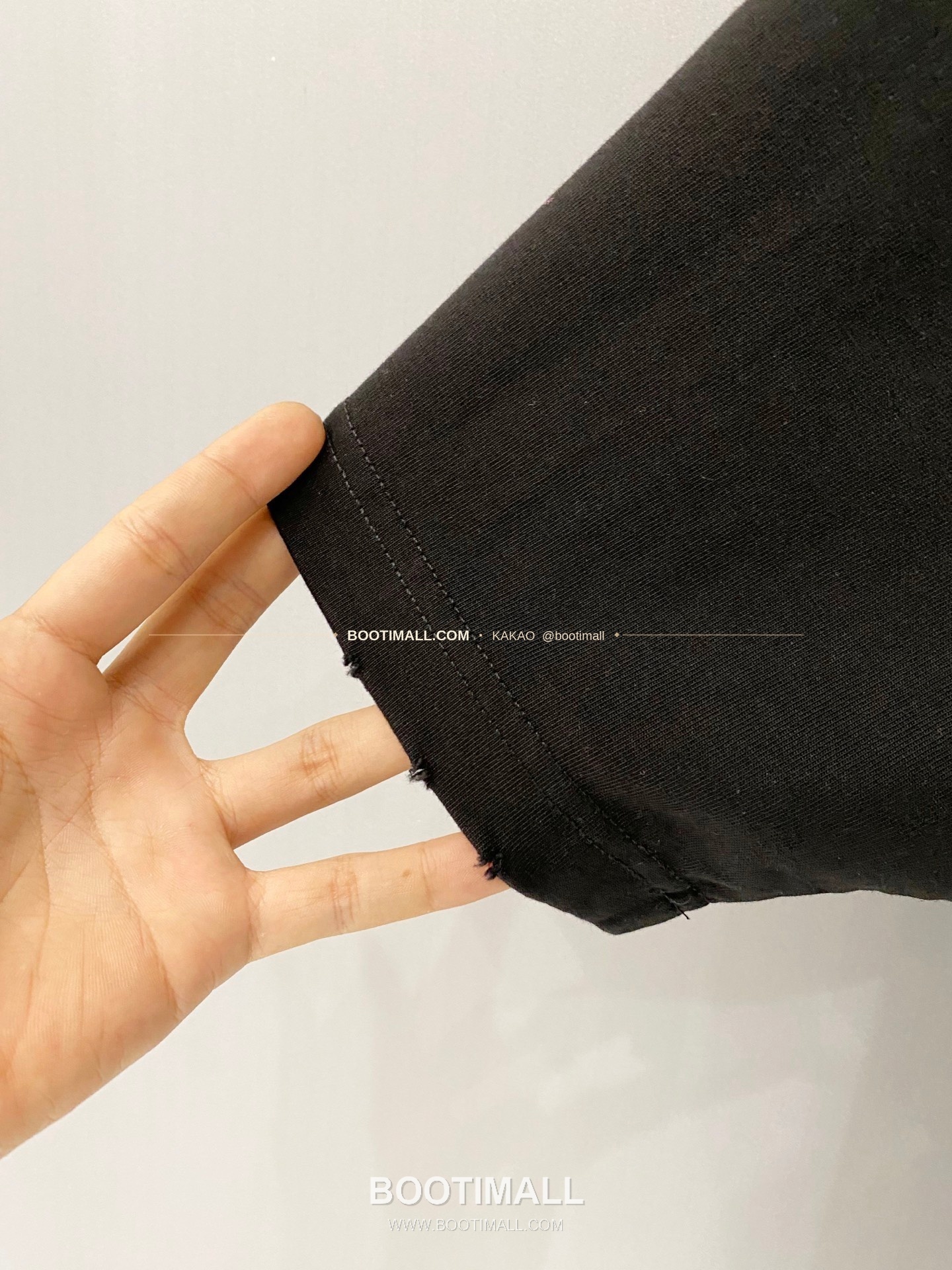 발렌시아가 2026SS 헤비코튼 테이프로고 디스트레스 루즈핏 반팔 티셔츠 Balenciaga 2026 SS Heavy Cotton Tape Logo Distressed Loose Fit Short Sleeve T-Shirt 8