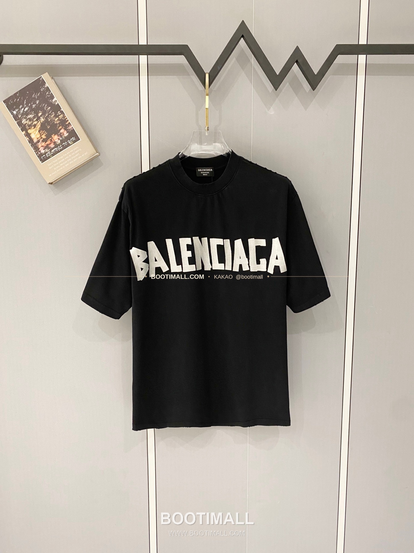 발렌시아가 2026SS 헤비코튼 테이프로고 디스트레스 루즈핏 반팔 티셔츠 Balenciaga 2026 SS Heavy Cotton Tape Logo Distressed Loose Fit Short Sleeve T-Shirt 1