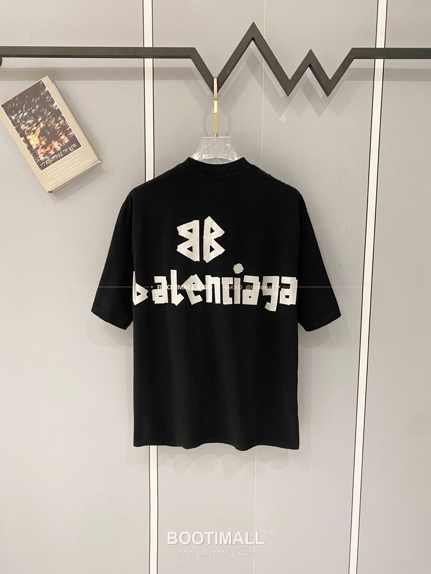 발렌시아가 2026SS 헤비코튼 테이프로고 디스트레스 루즈핏 반팔 티셔츠 Balenciaga 2026 SS Heavy Cotton Tape Logo Distressed Loose Fit Short Sleeve T-Shirt 2