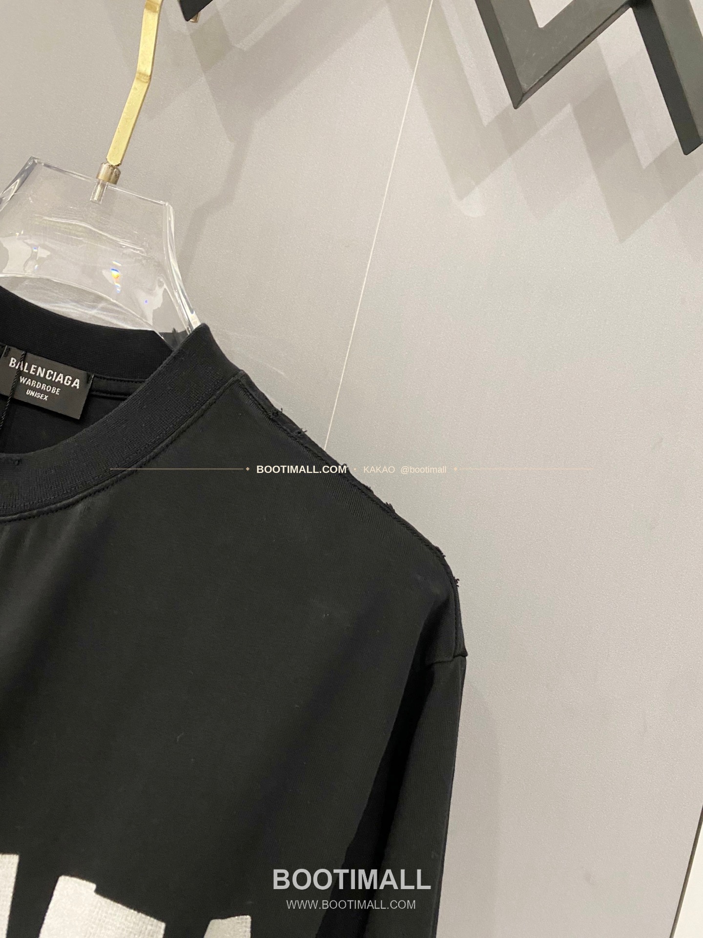 발렌시아가 2026SS 헤비코튼 테이프로고 디스트레스 루즈핏 반팔 티셔츠 Balenciaga 2026 SS Heavy Cotton Tape Logo Distressed Loose Fit Short Sleeve T-Shirt 9