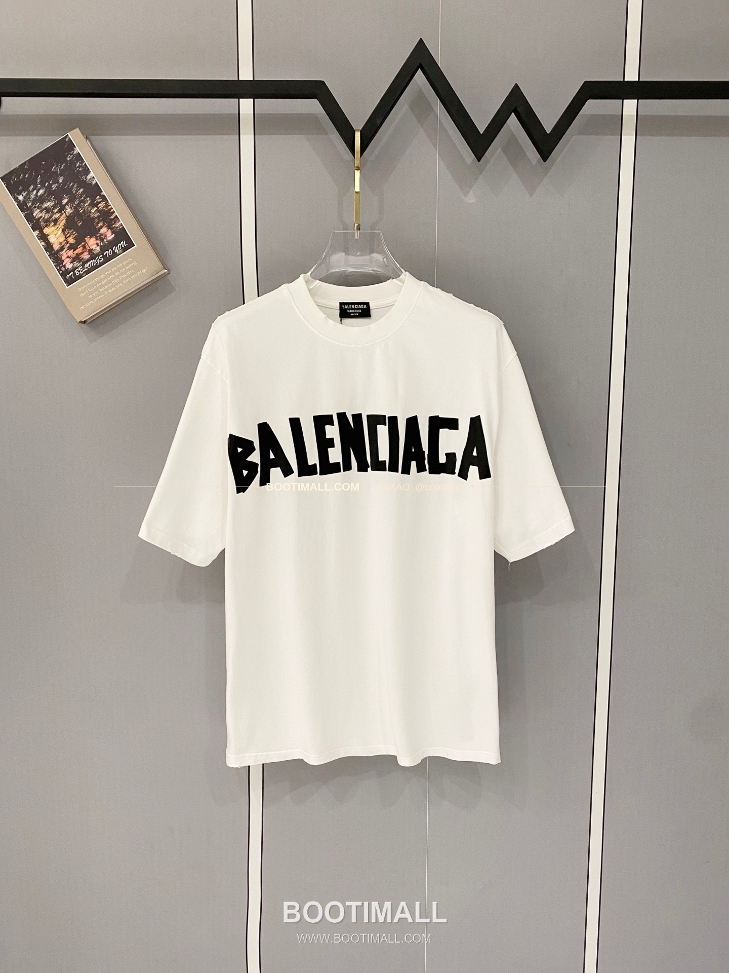 발렌시아가 2026SS 헤비코튼 테이프로고 디스트레스 루즈핏 반팔 티셔츠 Balenciaga 2026 SS Heavy Cotton Tape Logo Distressed Loose Fit Short Sleeve T-Shirt 1