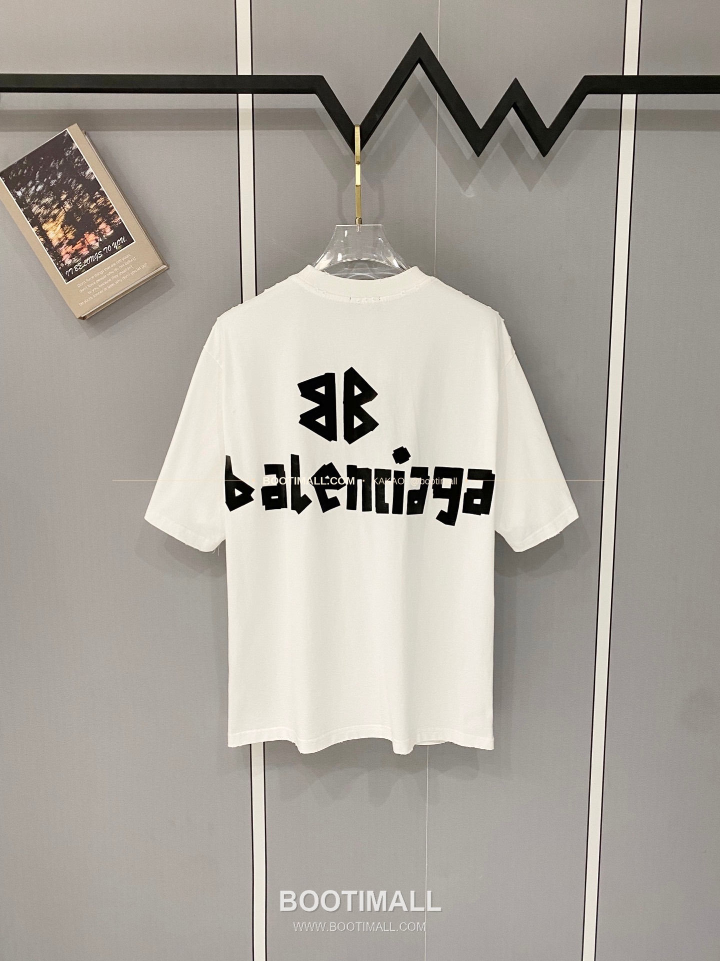발렌시아가 2026SS 헤비코튼 테이프로고 디스트레스 루즈핏 반팔 티셔츠 Balenciaga 2026 SS Heavy Cotton Tape Logo Distressed Loose Fit Short Sleeve T-Shirt 2