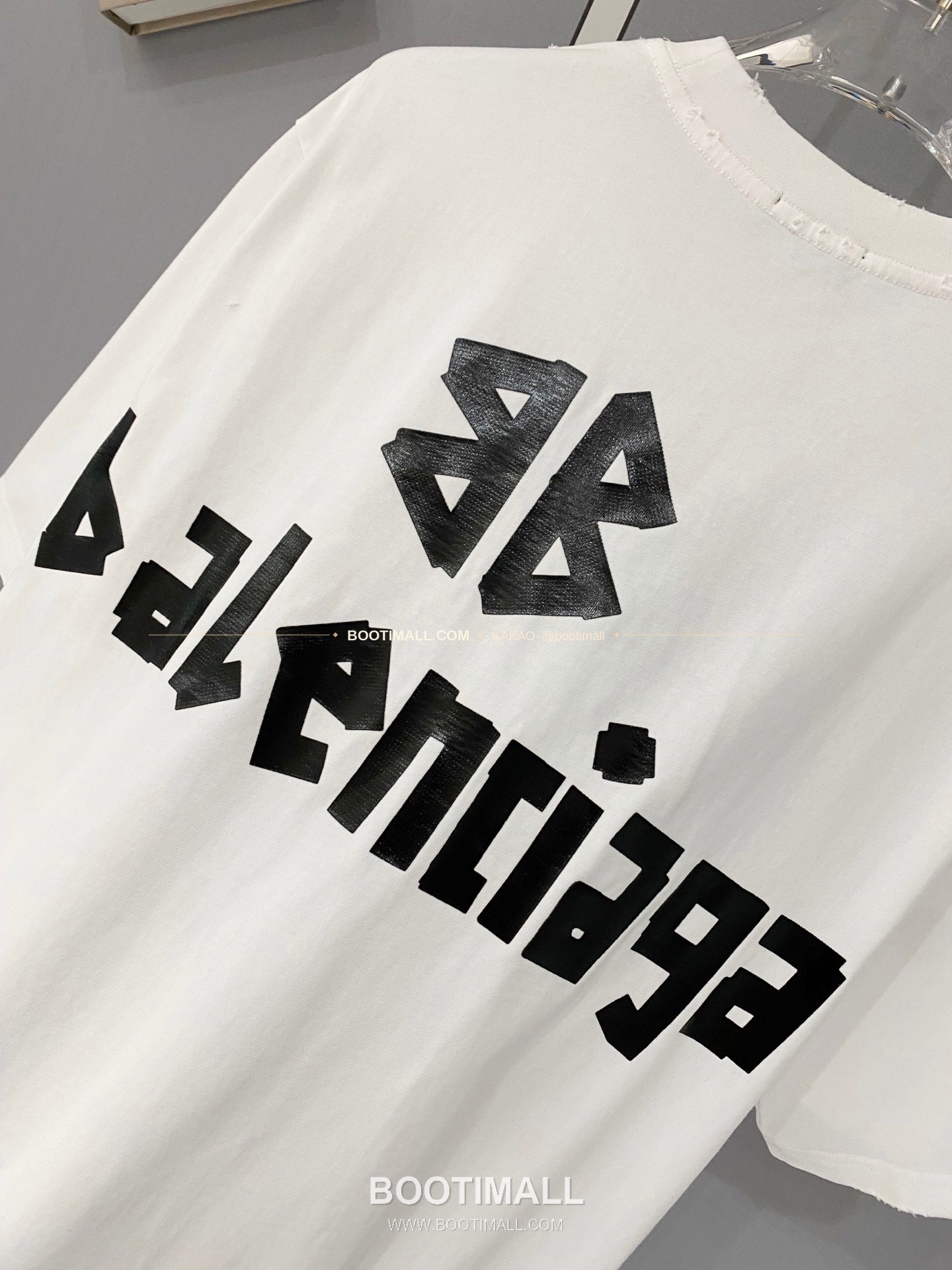 발렌시아가 2026SS 헤비코튼 테이프로고 디스트레스 루즈핏 반팔 티셔츠 Balenciaga 2026 SS Heavy Cotton Tape Logo Distressed Loose Fit Short Sleeve T-Shirt 3