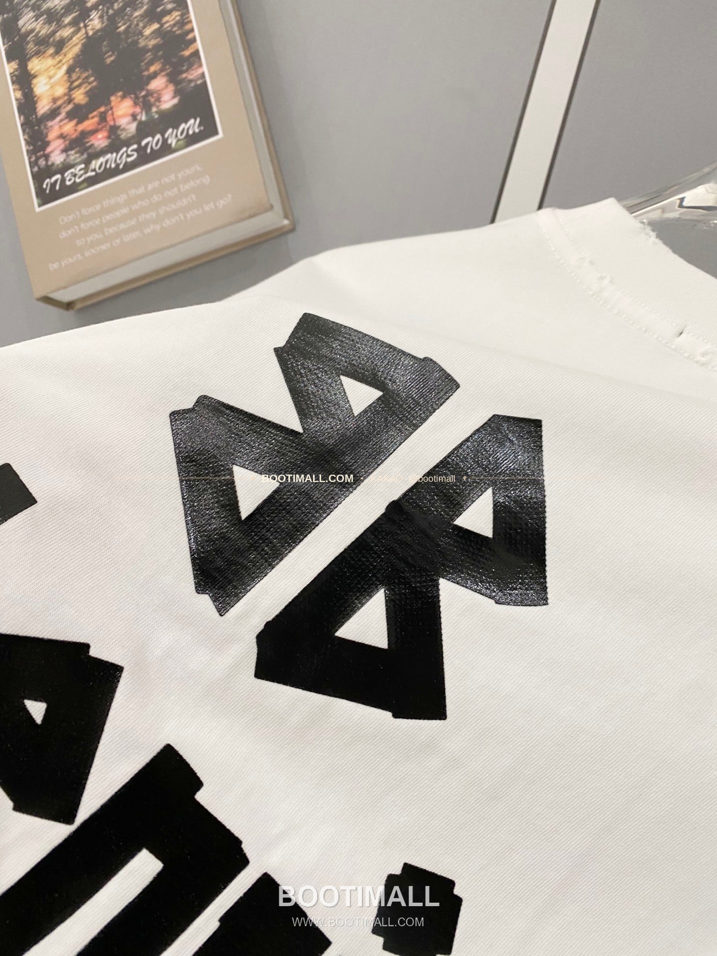 발렌시아가 2026SS 헤비코튼 테이프로고 디스트레스 루즈핏 반팔 티셔츠 Balenciaga 2026 SS Heavy Cotton Tape Logo Distressed Loose Fit Short Sleeve T-Shirt 5