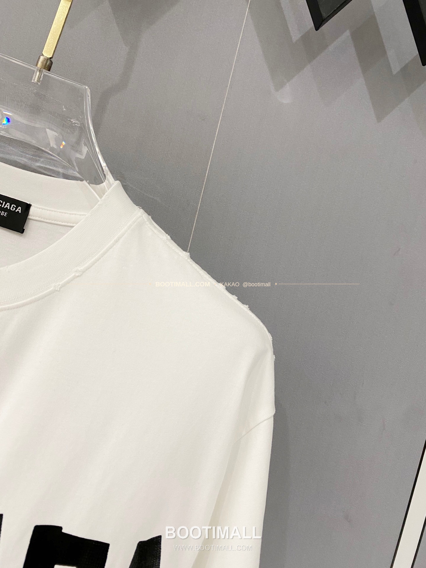 발렌시아가 2026SS 헤비코튼 테이프로고 디스트레스 루즈핏 반팔 티셔츠 Balenciaga 2026 SS Heavy Cotton Tape Logo Distressed Loose Fit Short Sleeve T-Shirt 8