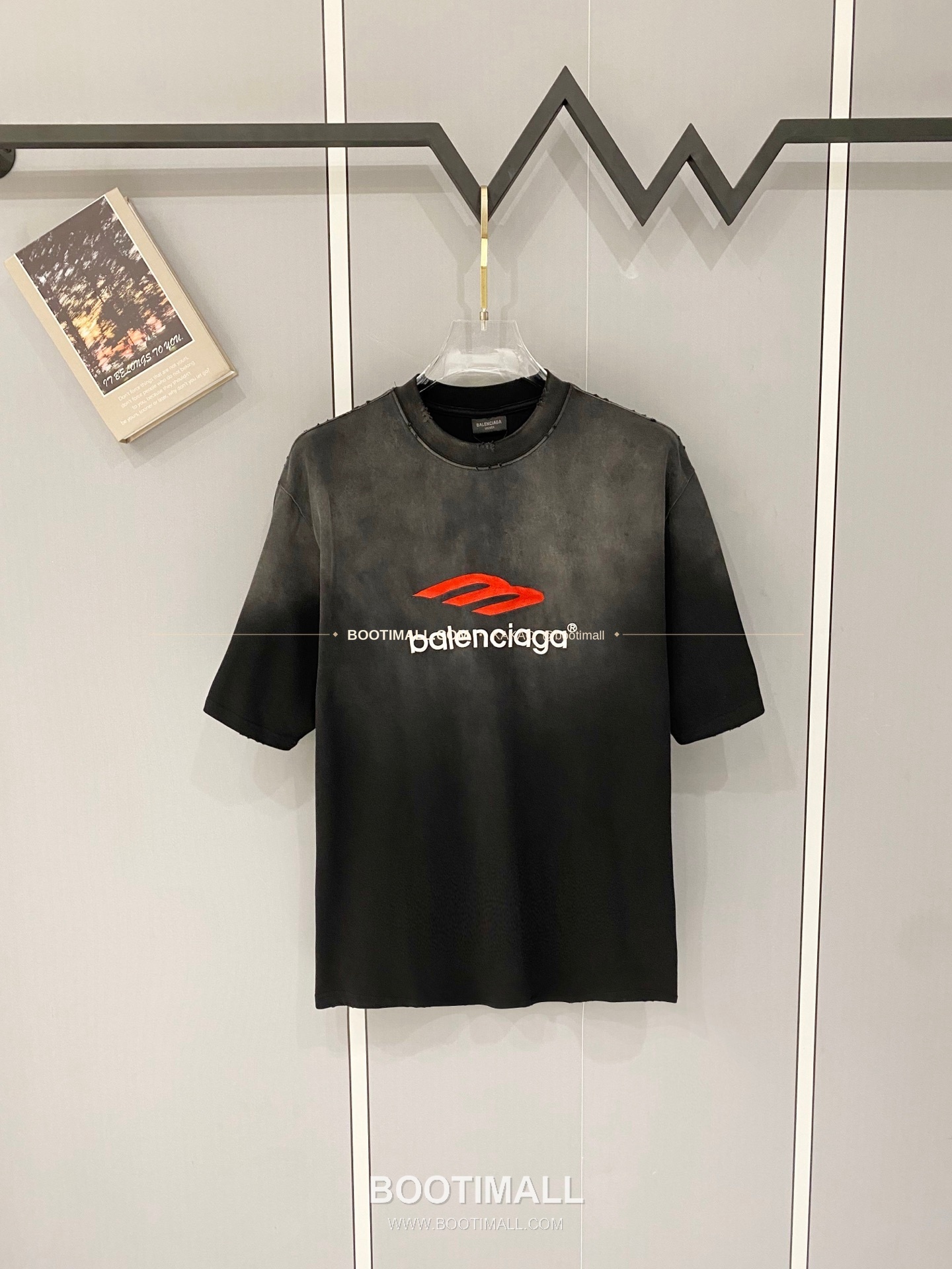 발렌시아가 2026SS 헤비코튼 자수로고 디스트레스 루즈핏 반팔 티셔츠 Balenciaga 2026 SS Heavy Cotton Embroidery Logo Distressed Loose Fit Short Sleeve T-Shirt 1