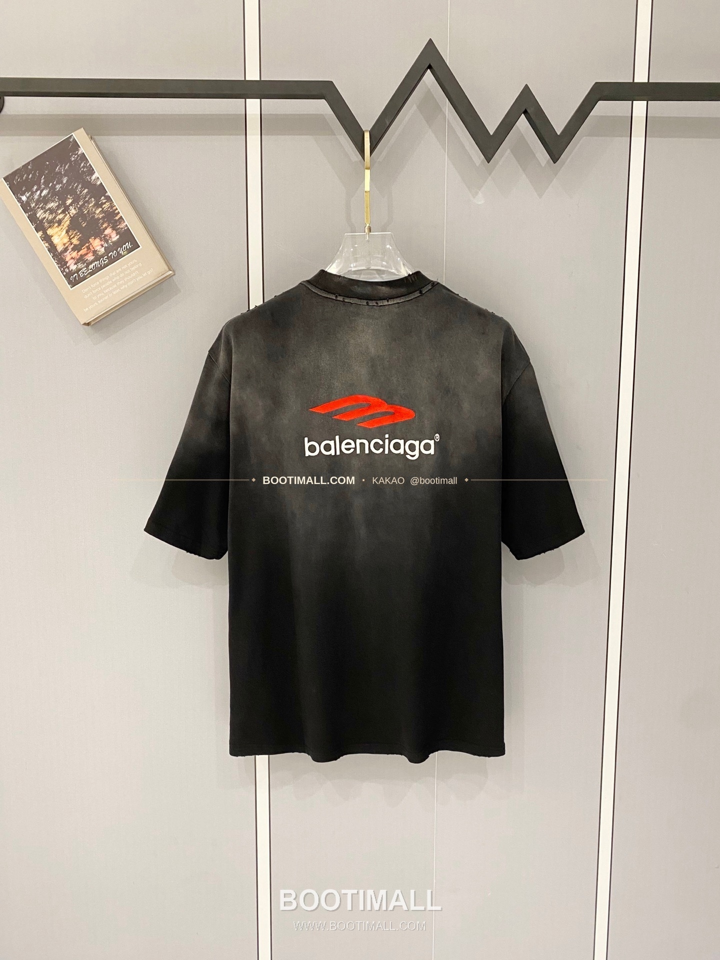 발렌시아가 2026SS 헤비코튼 자수로고 디스트레스 루즈핏 반팔 티셔츠 Balenciaga 2026 SS Heavy Cotton Embroidery Logo Distressed Loose Fit Short Sleeve T-Shirt 2