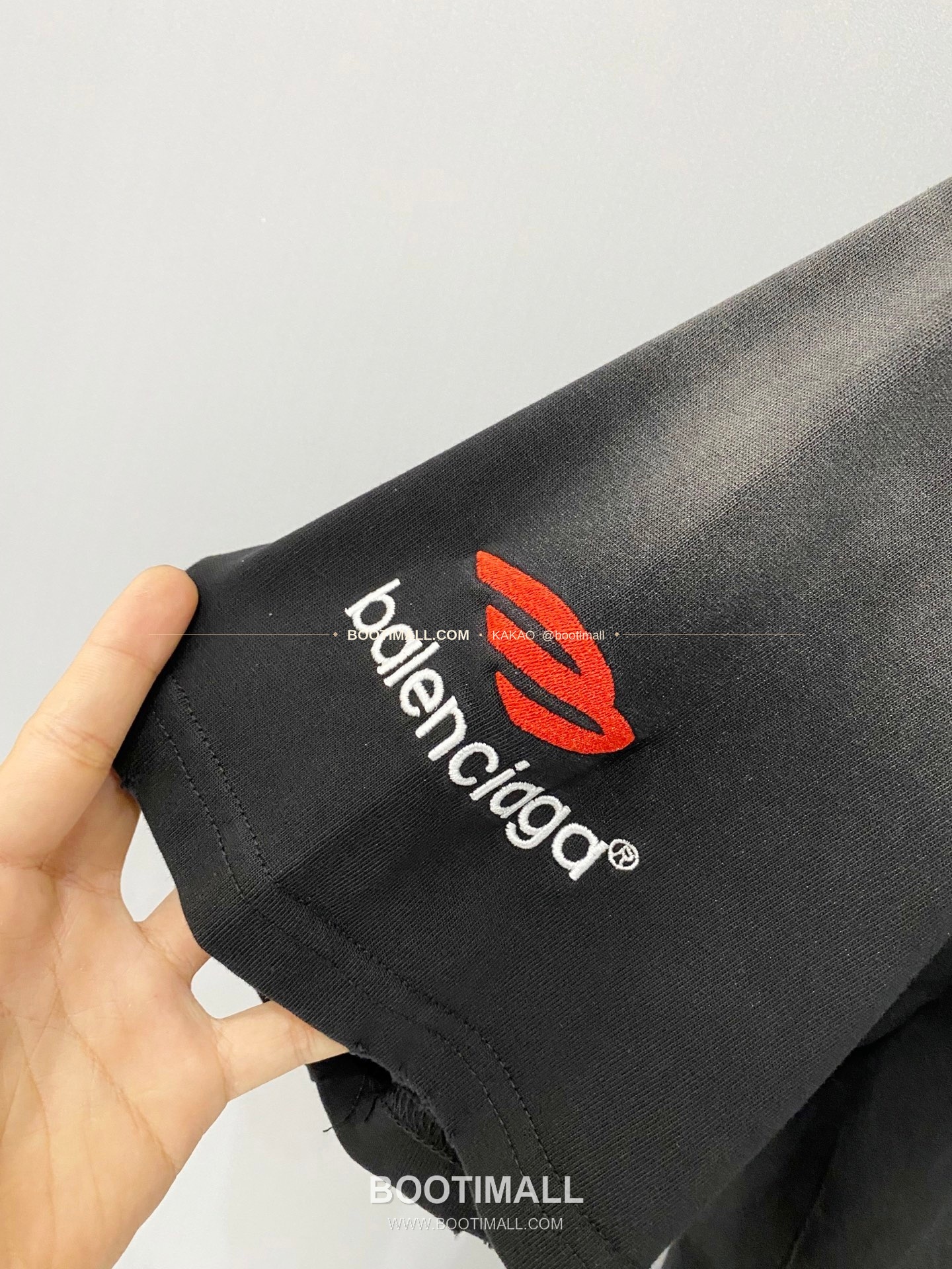 발렌시아가 2026SS 헤비코튼 자수로고 디스트레스 루즈핏 반팔 티셔츠 Balenciaga 2026 SS Heavy Cotton Embroidery Logo Distressed Loose Fit Short Sleeve T-Shirt 7