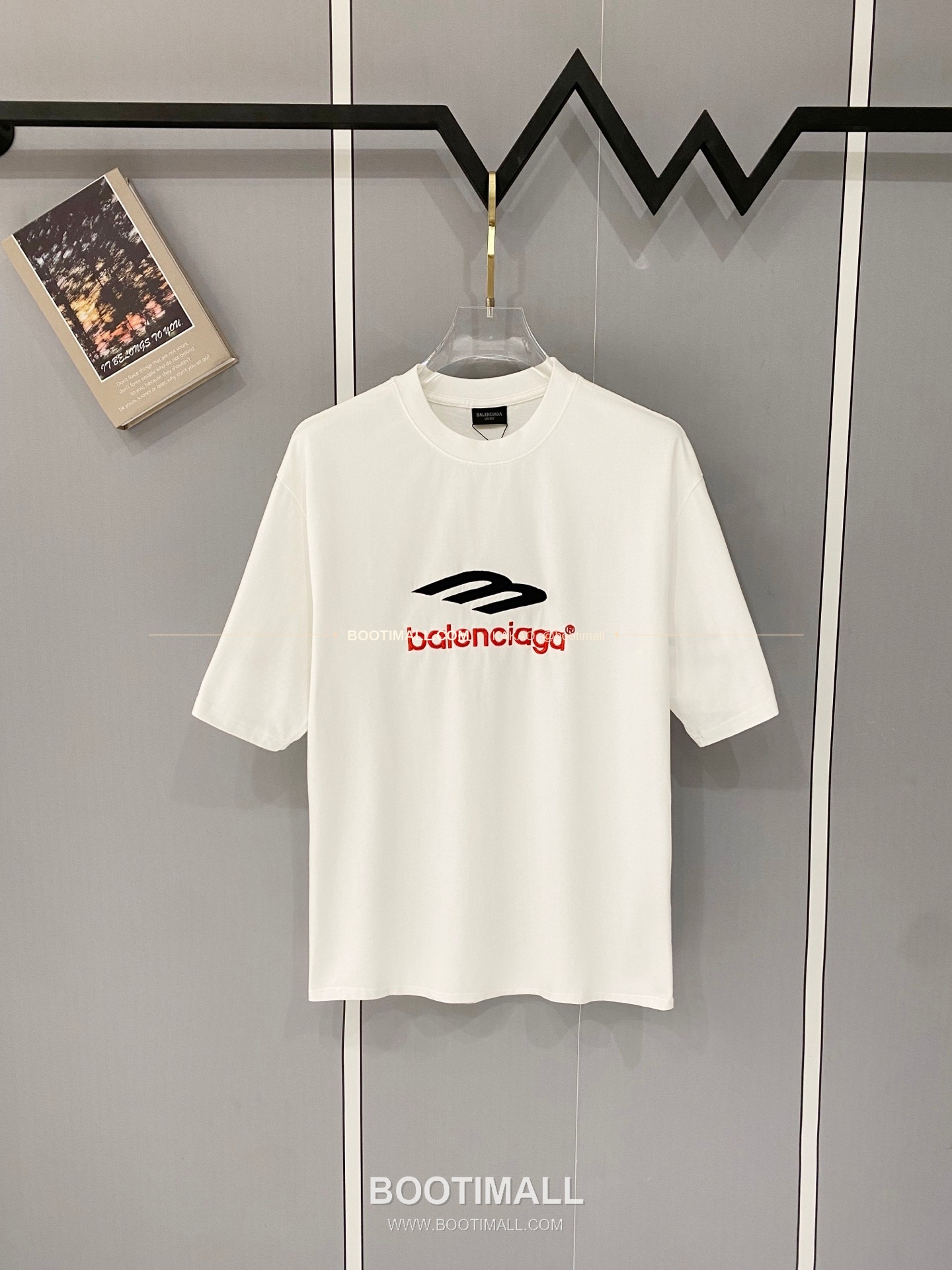 발렌시아가 2026SS 헤비코튼 자수로고 디스트레스 루즈핏 반팔 티셔츠 Balenciaga 2026 SS Heavy Cotton Embroidery Logo Distressed Loose Fit Short Sleeve T-Shirt 1