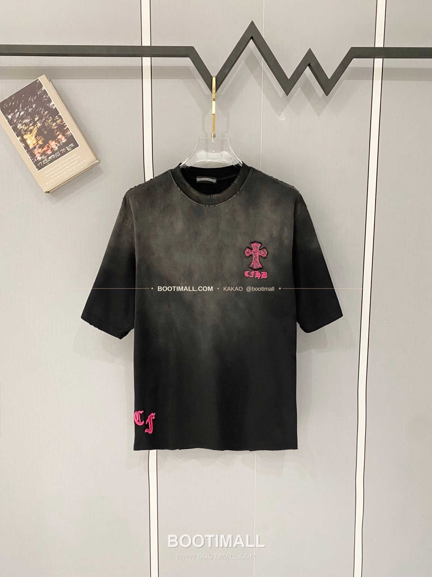 크롬하츠 2026SS 헤비코튼 크로스패치자수 디스트레스 루즈핏 반팔 티셔츠 Chrome Hearts 2026 SS Heavy Cotton Cross Patch Embroidery Distressed Loose Fit Short Sleeve T-Shirt 1