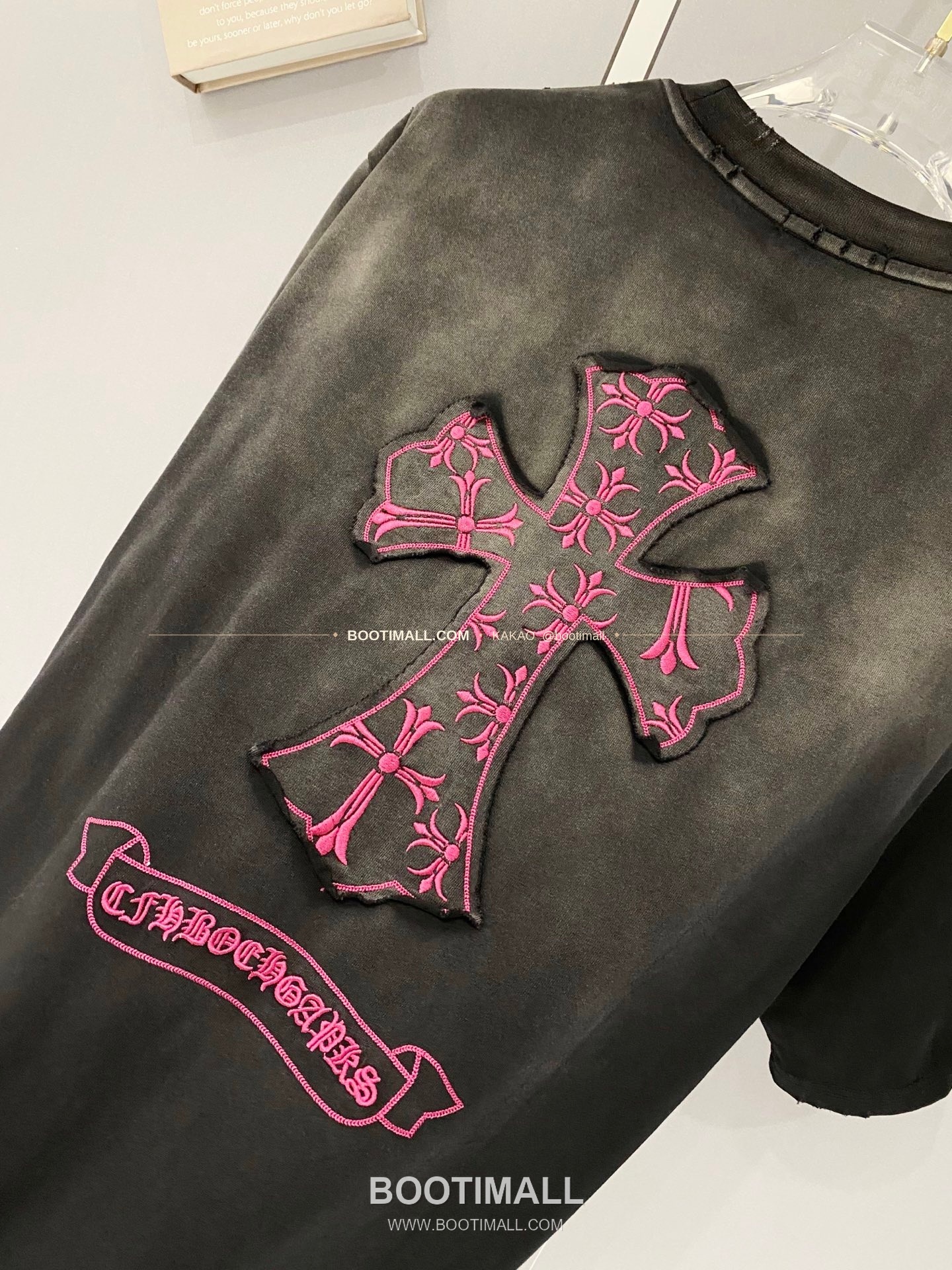 크롬하츠 2026SS 헤비코튼 크로스패치자수 디스트레스 루즈핏 반팔 티셔츠 Chrome Hearts 2026 SS Heavy Cotton Cross Patch Embroidery Distressed Loose Fit Short Sleeve T-Shirt 3