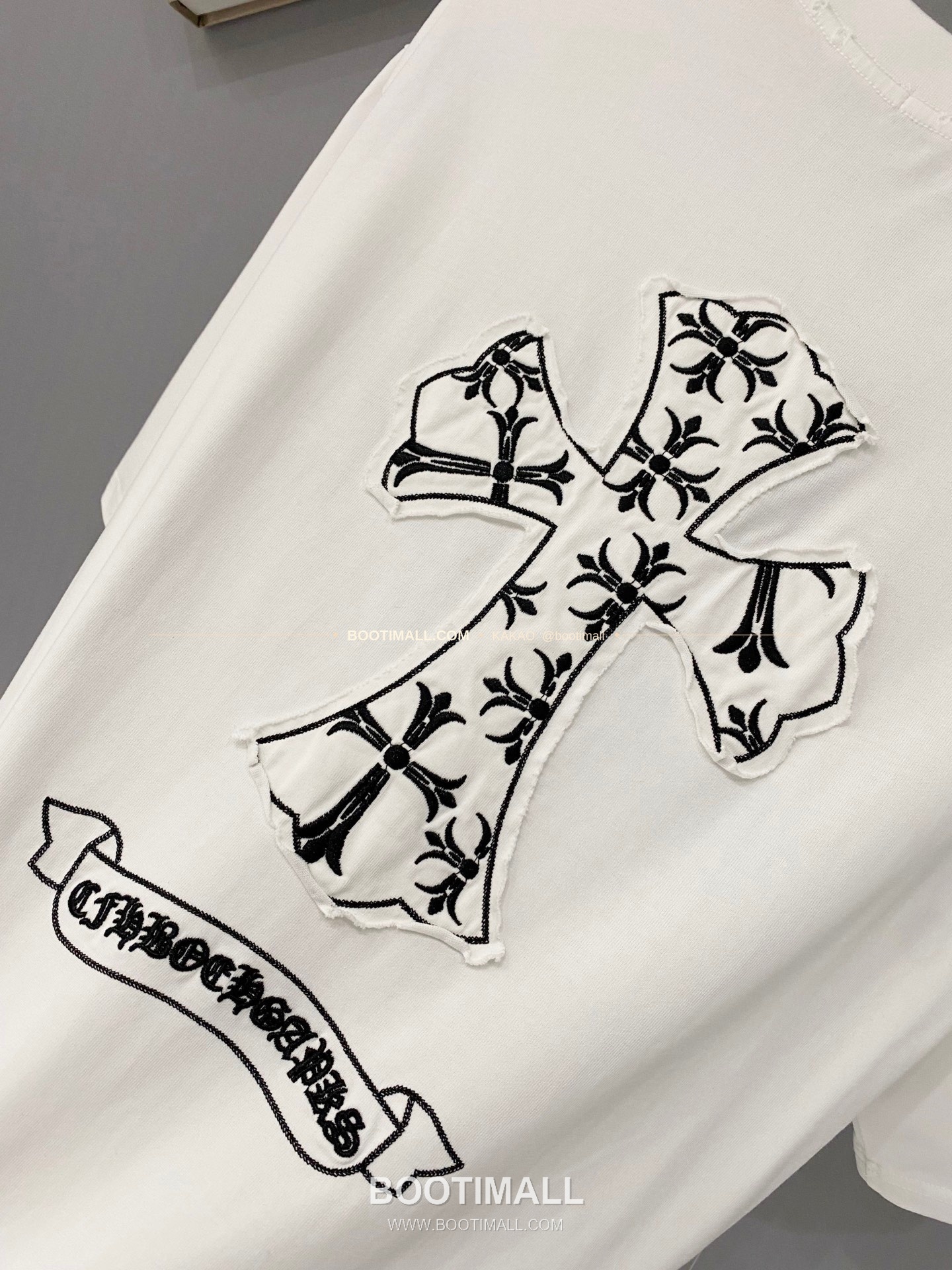 크롬하츠 2026SS 헤비코튼 크로스패치자수 디스트레스 루즈핏 반팔 티셔츠 Chrome Hearts 2026 SS Heavy Cotton Cross Patch Embroidery Distressed Loose Fit Short Sleeve T-Shirt 3