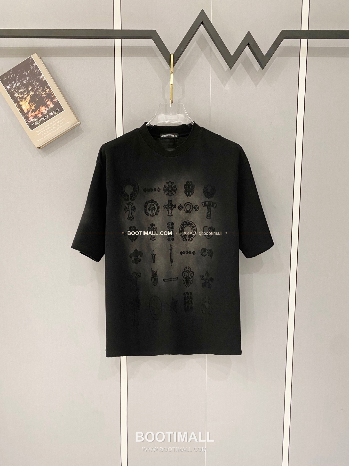 크롬하츠 2026SS 헤비코튼 크로스패치자수 디스트레스 루즈핏 반팔 티셔츠 Chrome Hearts 2026 SS Heavy Cotton Cross Patch Embroidery Distressed Loose Fit Short Sleeve T-Shirt 1