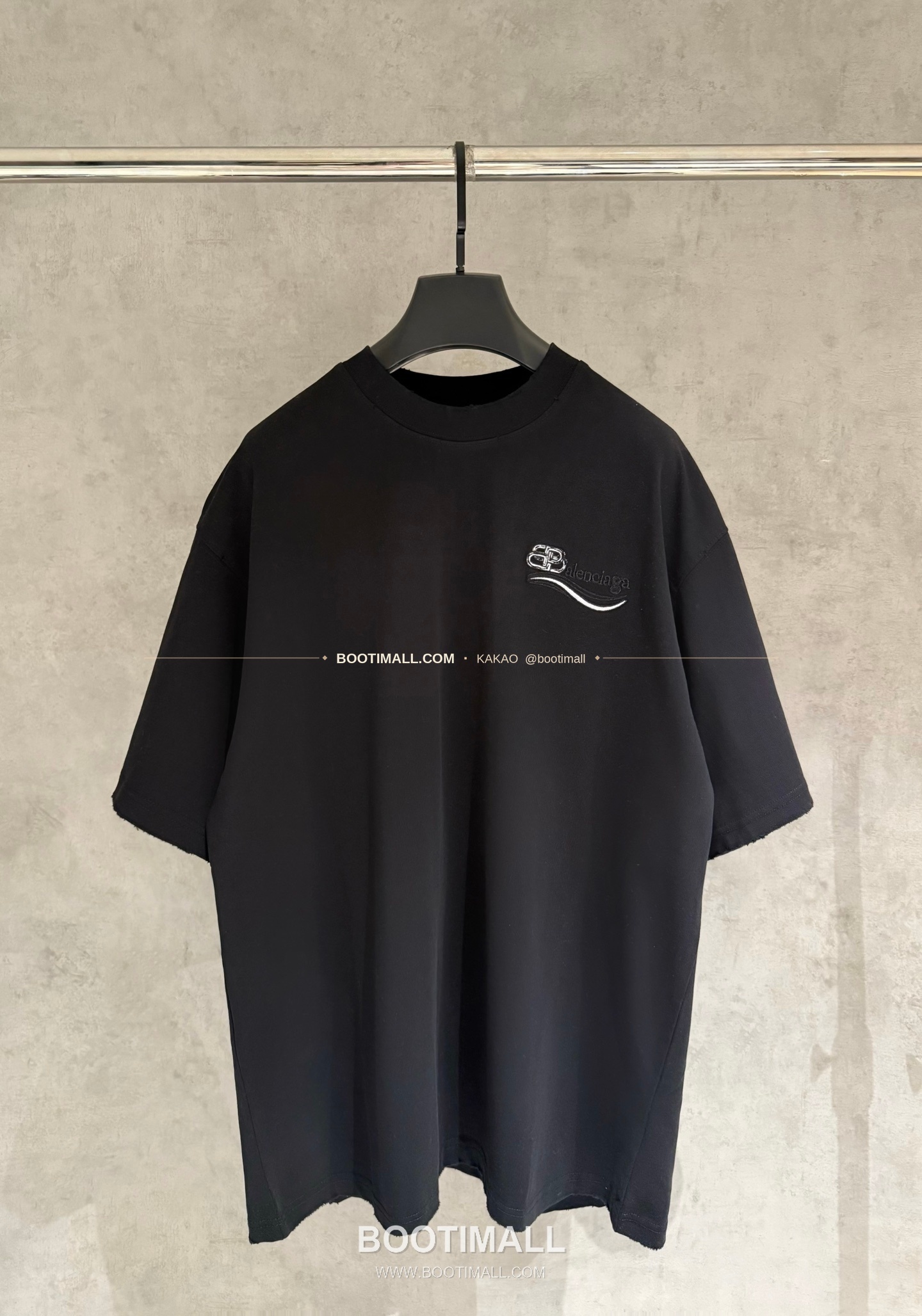 발렌시아가 2025SS 헤비코튼 자수로고 루즈핏 반팔 티셔츠 Balenciaga 2025 SS Heavy Cotton Embroidery Logo Loose Fit Short Sleeve T-Shirt K109 1