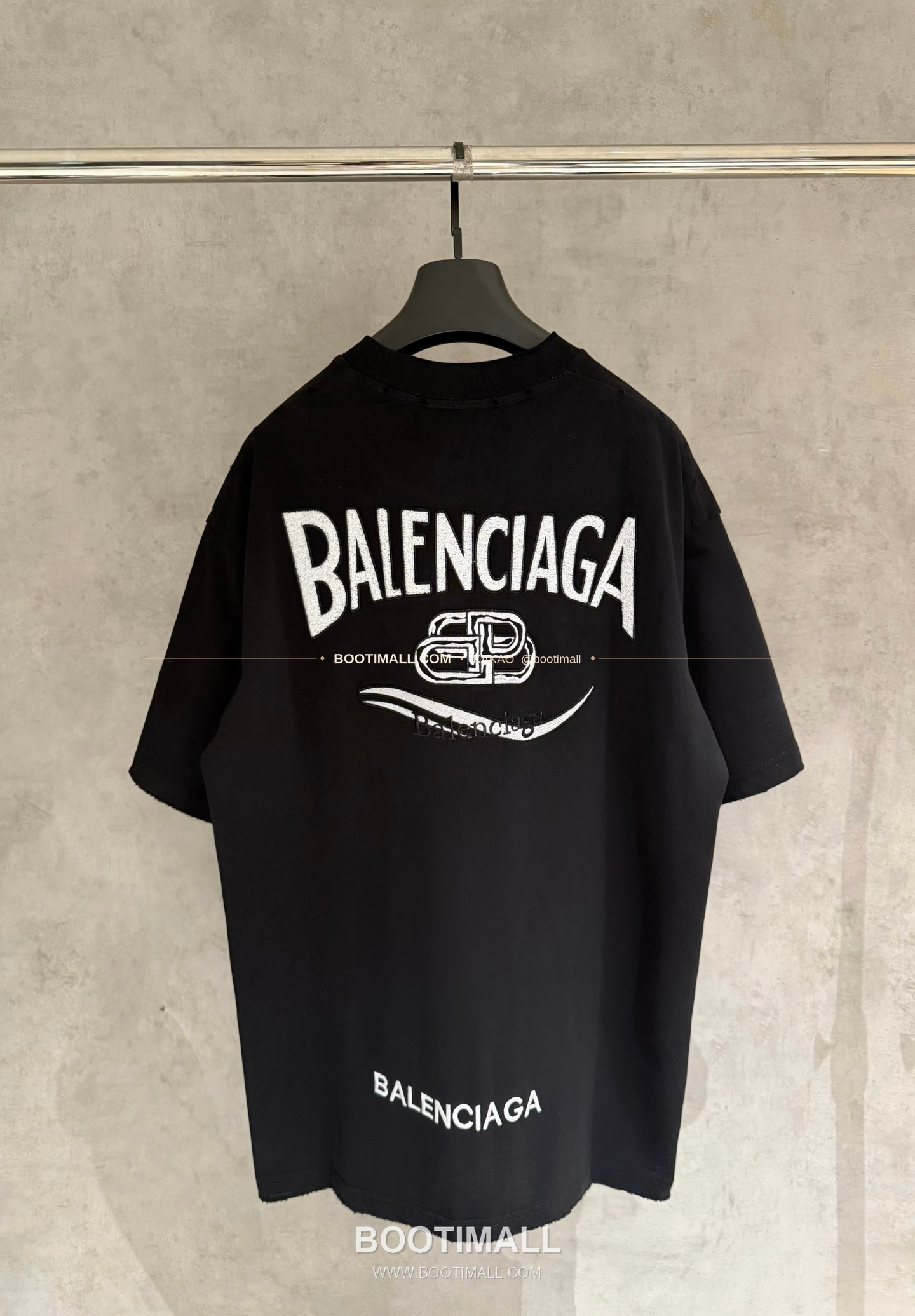발렌시아가 2025SS 헤비코튼 자수로고 루즈핏 반팔 티셔츠 Balenciaga 2025 SS Heavy Cotton Embroidery Logo Loose Fit Short Sleeve T-Shirt K109 2