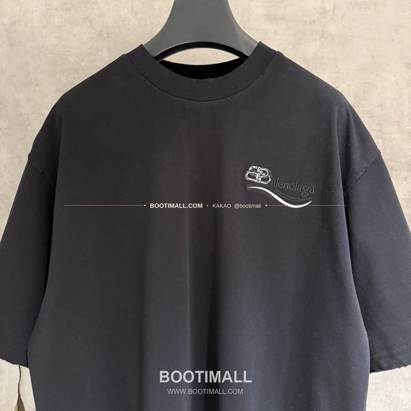 발렌시아가 2025SS 헤비코튼 자수로고 루즈핏 반팔 티셔츠 Balenciaga 2025 SS Heavy Cotton Embroidery Logo Loose Fit Short Sleeve T-Shirt K109 3