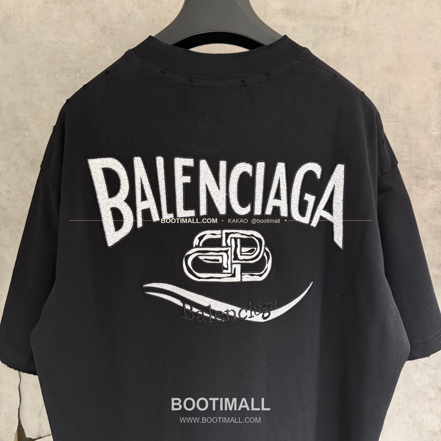 발렌시아가 2025SS 헤비코튼 자수로고 루즈핏 반팔 티셔츠 Balenciaga 2025 SS Heavy Cotton Embroidery Logo Loose Fit Short Sleeve T-Shirt K109 4