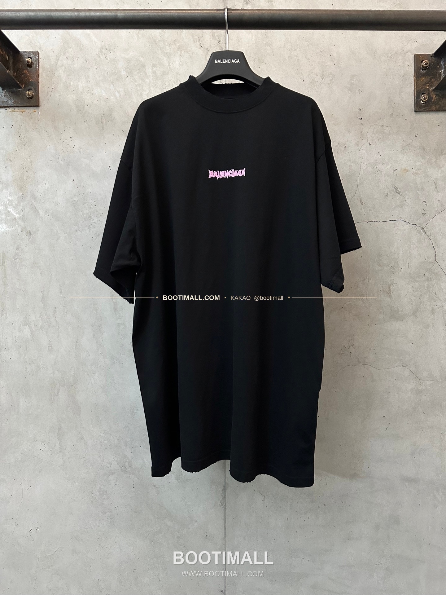 발렌시아가 2026SS 헤비코튼 핑크로고자수 루즈핏 반팔 티셔츠 Balenciaga 2026 SS Heavy Cotton Pink Logo Embroidery Loose Fit Short Sleeve T-Shirt 1