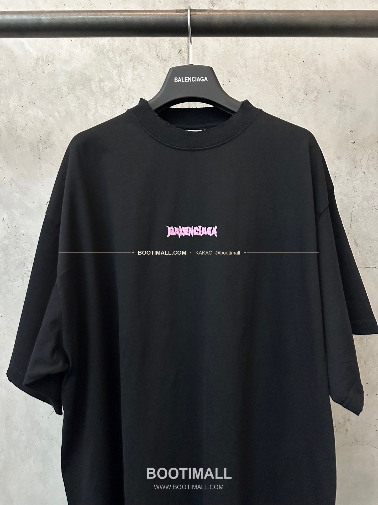 발렌시아가 2026SS 헤비코튼 핑크로고자수 루즈핏 반팔 티셔츠 Balenciaga 2026 SS Heavy Cotton Pink Logo Embroidery Loose Fit Short Sleeve T-Shirt 3