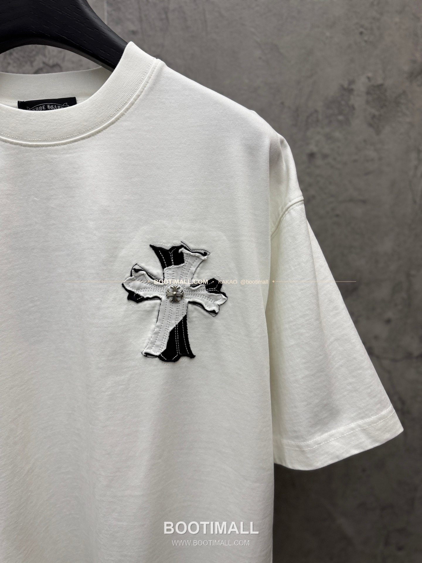 크롬하츠 2026SS 헤비코튼 벨벳패치자수 루즈핏 반팔 티셔츠 Chrome Hearts 2026 SS Heavy Cotton Velvet Patch Embroidery Loose Fit Short Sleeve T-Shirt 26-2069 5