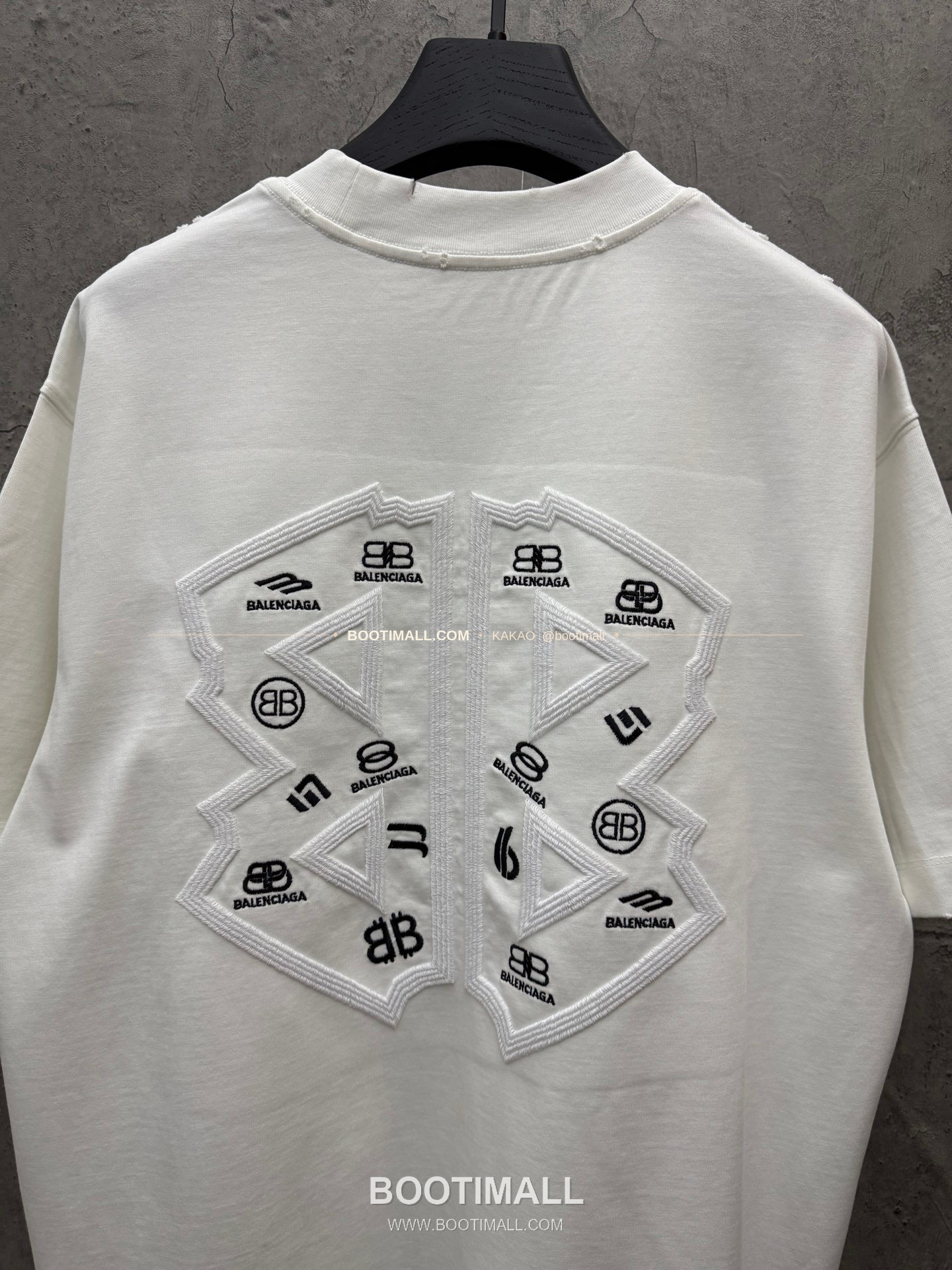 발렌시아가 2026SS 헤비코튼 아치 3D홀자수 루즈핏 반팔 티셔츠 Balenciaga 2026 SS Heavy Cotton Arch 3D Hollow Embroidery Loose Fit Short Sleeve T-Shirt 8601 7