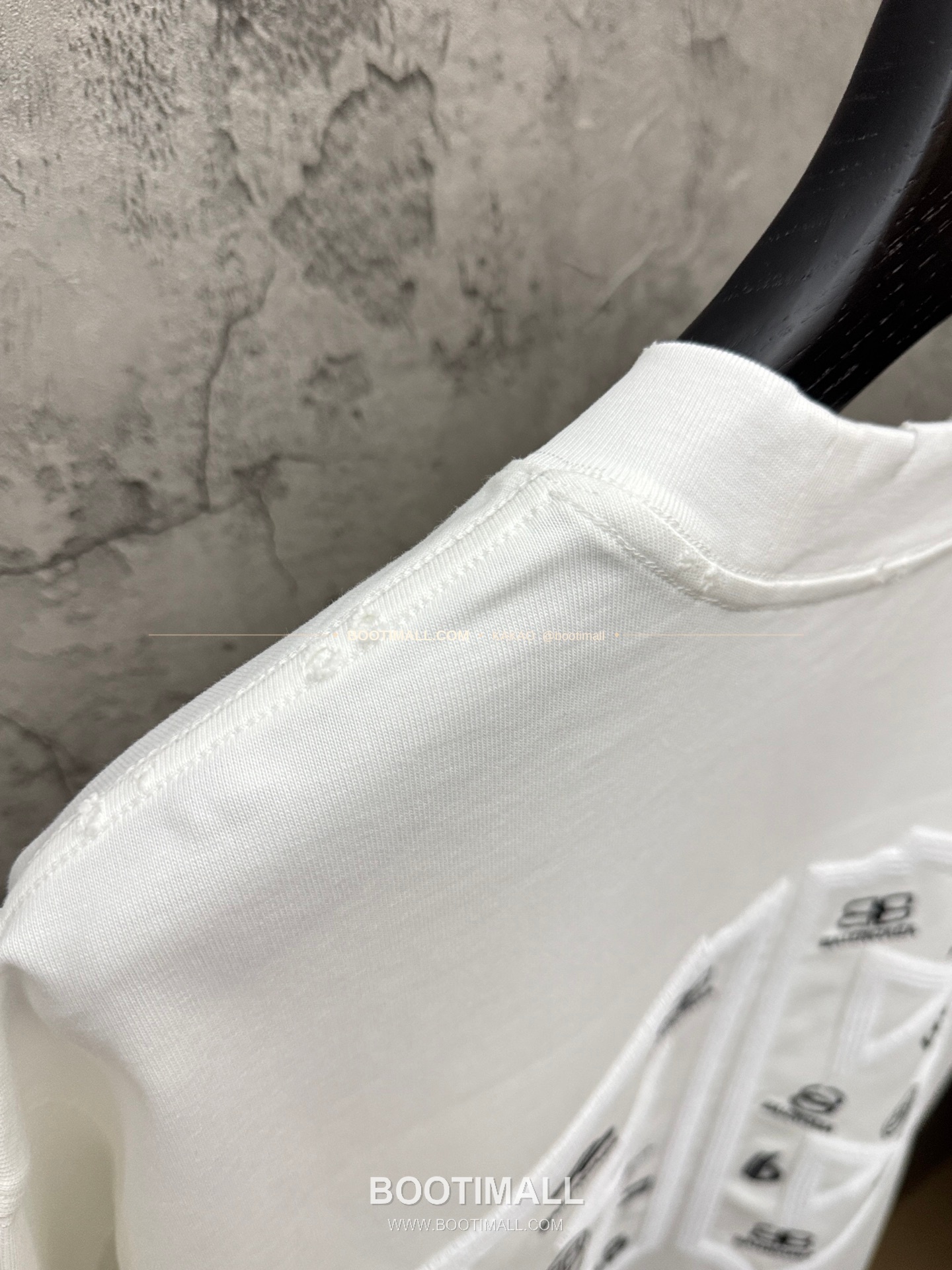 발렌시아가 2026SS 헤비코튼 아치 3D홀자수 루즈핏 반팔 티셔츠 Balenciaga 2026 SS Heavy Cotton Arch 3D Hollow Embroidery Loose Fit Short Sleeve T-Shirt 8601 9