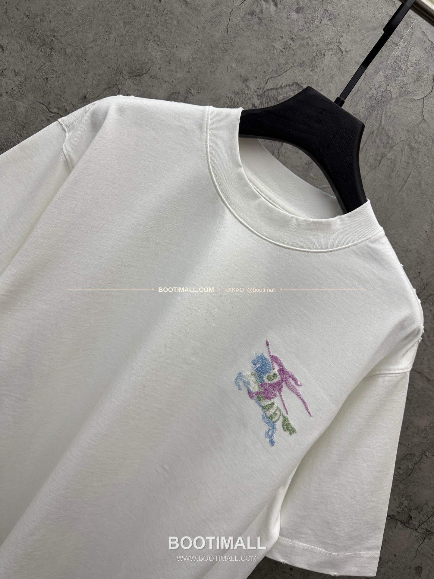 버버리 2026SS 헤비코튼 UV변색 3D자수 루즈핏 반팔 티셔츠 Burberry 2026 SS Heavy Cotton UV Color Changing 3D Embroidery Loose Fit Short Sleeve T-Shirt 9302 3