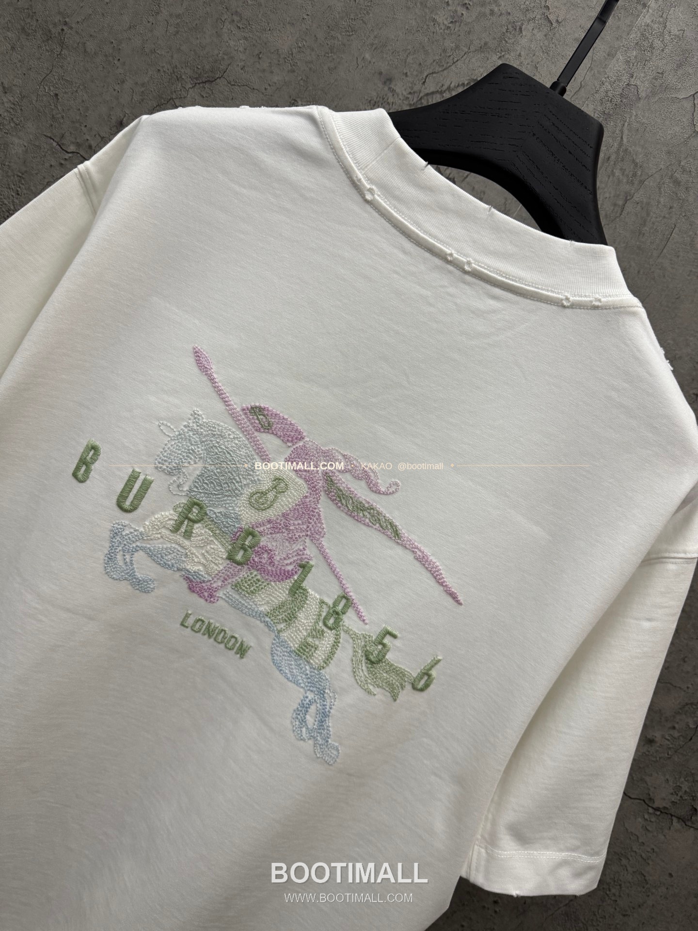 버버리 2026SS 헤비코튼 UV변색 3D자수 루즈핏 반팔 티셔츠 Burberry 2026 SS Heavy Cotton UV Color Changing 3D Embroidery Loose Fit Short Sleeve T-Shirt 9302 4