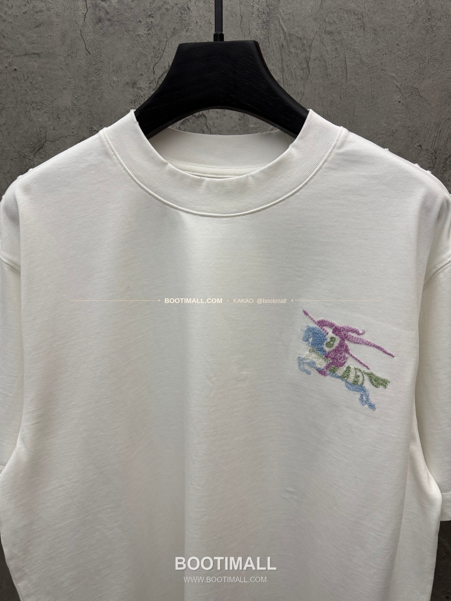 버버리 2026SS 헤비코튼 UV변색 3D자수 루즈핏 반팔 티셔츠 Burberry 2026 SS Heavy Cotton UV Color Changing 3D Embroidery Loose Fit Short Sleeve T-Shirt 9302 5