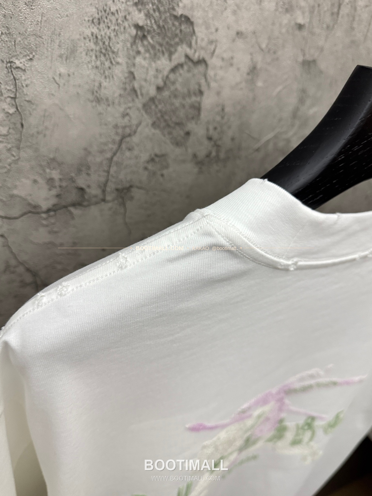 버버리 2026SS 헤비코튼 UV변색 3D자수 루즈핏 반팔 티셔츠 Burberry 2026 SS Heavy Cotton UV Color Changing 3D Embroidery Loose Fit Short Sleeve T-Shirt 9302 9