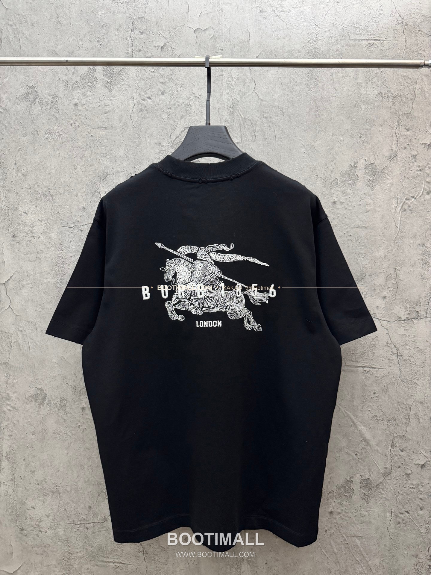 버버리 2026SS 헤비코튼 UV변색 3D자수 루즈핏 반팔 티셔츠 Burberry 2026 SS Heavy Cotton UV Color Changing 3D Embroidery Loose Fit Short Sleeve T-Shirt 9302 2