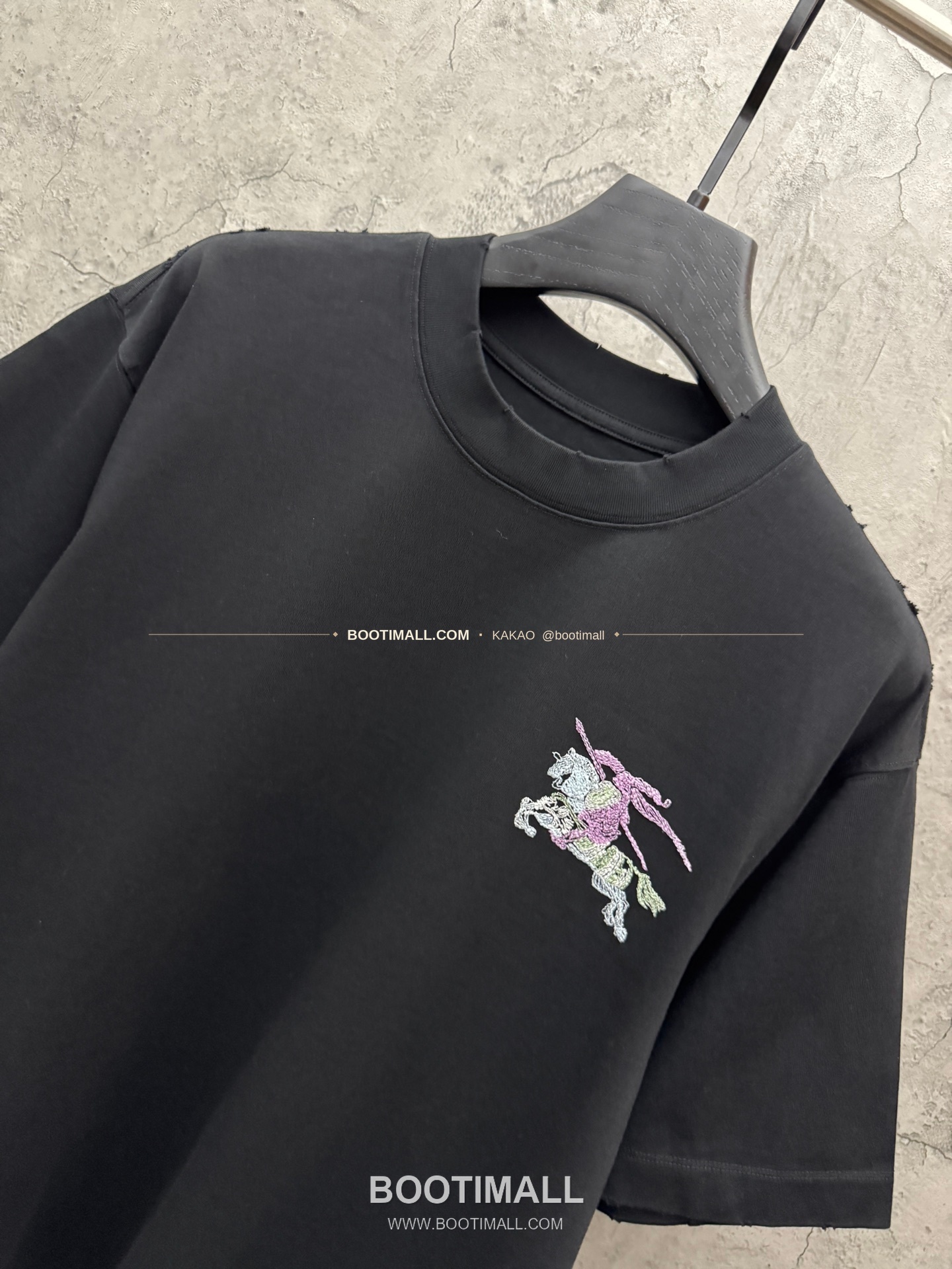 버버리 2026SS 헤비코튼 UV변색 3D자수 루즈핏 반팔 티셔츠 Burberry 2026 SS Heavy Cotton UV Color Changing 3D Embroidery Loose Fit Short Sleeve T-Shirt 9302 3