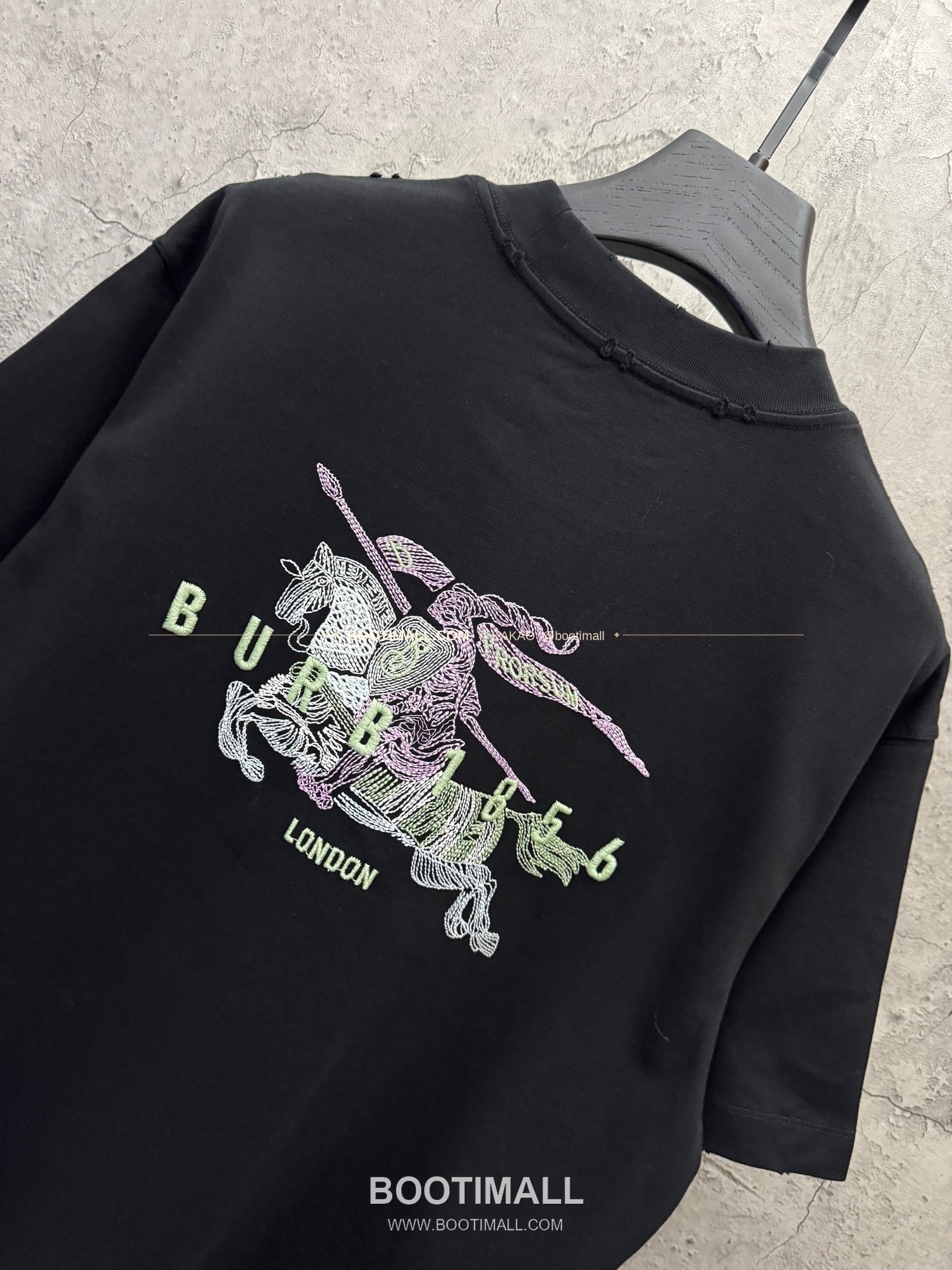 버버리 2026SS 헤비코튼 UV변색 3D자수 루즈핏 반팔 티셔츠 Burberry 2026 SS Heavy Cotton UV Color Changing 3D Embroidery Loose Fit Short Sleeve T-Shirt 9302 4