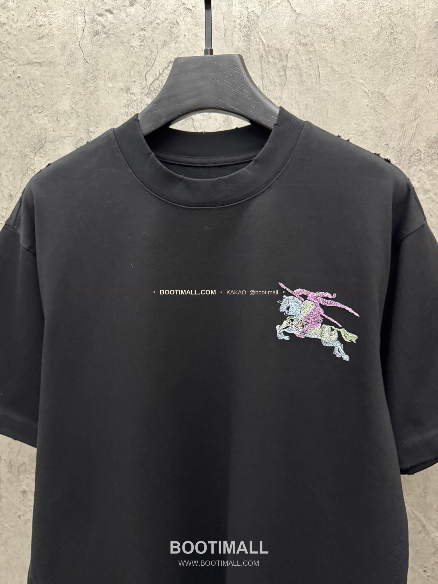 버버리 2026SS 헤비코튼 UV변색 3D자수 루즈핏 반팔 티셔츠 Burberry 2026 SS Heavy Cotton UV Color Changing 3D Embroidery Loose Fit Short Sleeve T-Shirt 9302 5