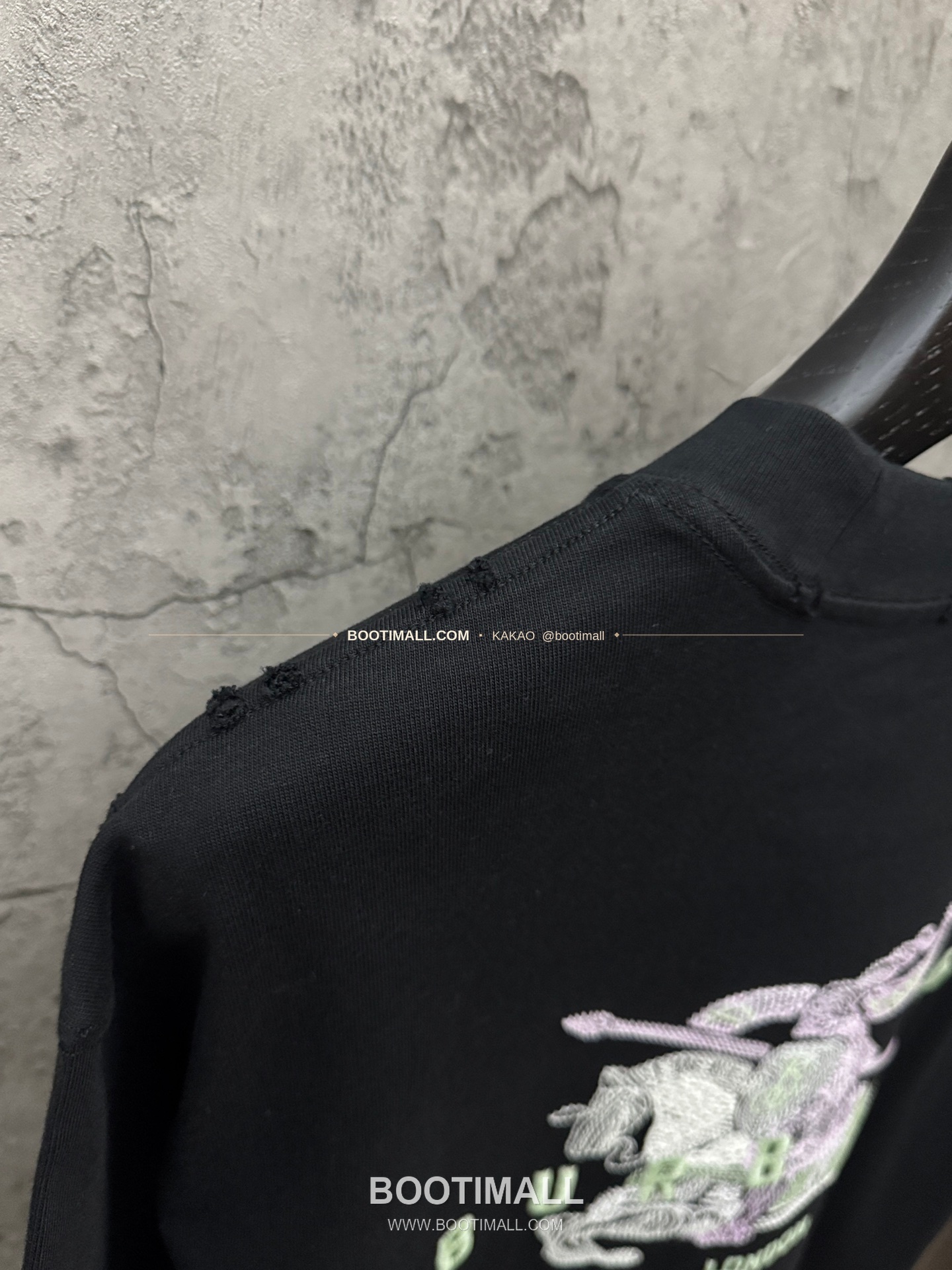 버버리 2026SS 헤비코튼 UV변색 3D자수 루즈핏 반팔 티셔츠 Burberry 2026 SS Heavy Cotton UV Color Changing 3D Embroidery Loose Fit Short Sleeve T-Shirt 9302 9