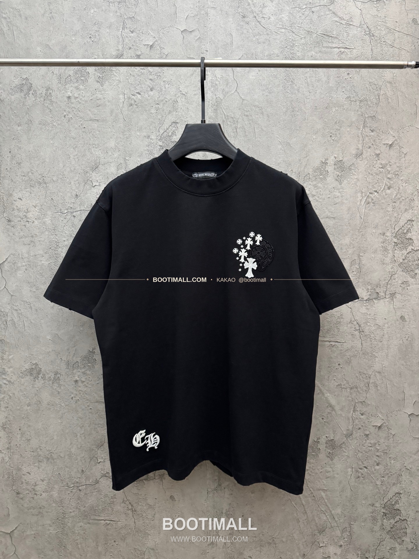 크롬하츠 2026SS 헤비코튼 스팽글 3D홀자수 UV변색 루즈핏 반팔 티셔츠 Chrome Hearts 2026 SS Heavy Cotton Sequin 3D Hollow Embroidery UV Color Changing Loose Fit Short Sleeve T-Shirt 9611 1