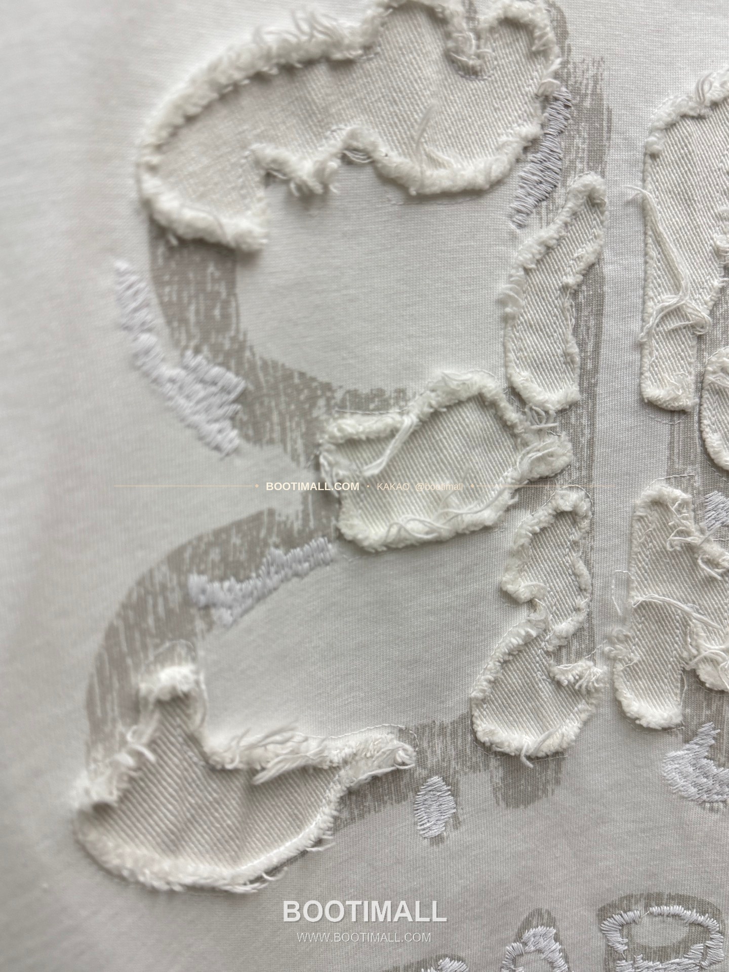 발렌시아가 2026SS 헤비코튼 디지털프린트 프린지 패치자수 루즈핏 반팔 티셔츠 Balenciaga 2026 SS Heavy Cotton Digital Print Fringe Patch Embroidery Loose Fit Short Sleeve T-Shirt 8607 8