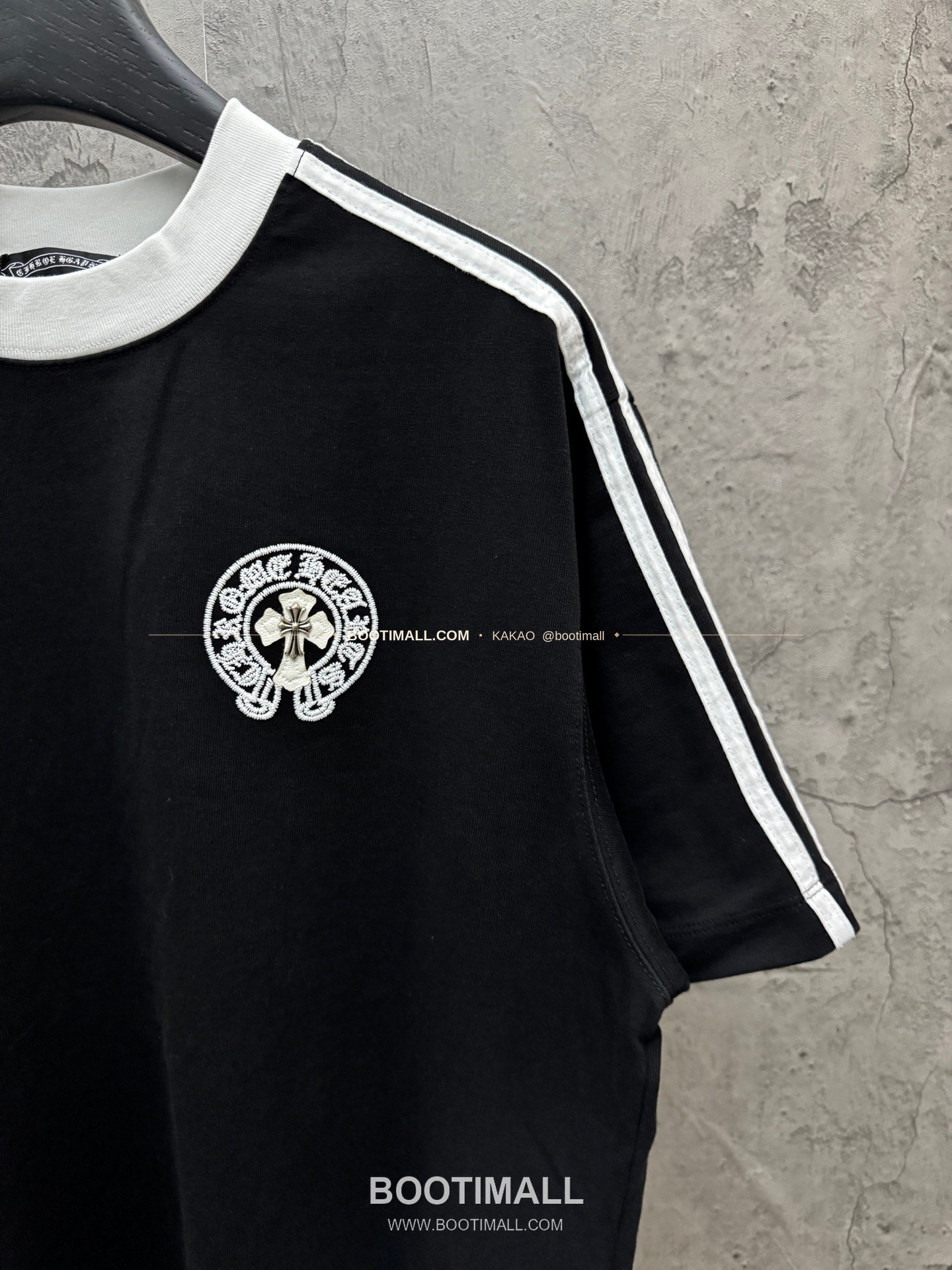 크롬하츠 2026SS 헤비코튼 레더패치 크로스자수 컬러블록 루즈핏 반팔 티셔츠 Chrome Hearts 2026 SS Heavy Cotton Leather Patch Cross Embroidery Color Block Loose Fit Short Sleeve T-Shirt 9610 5