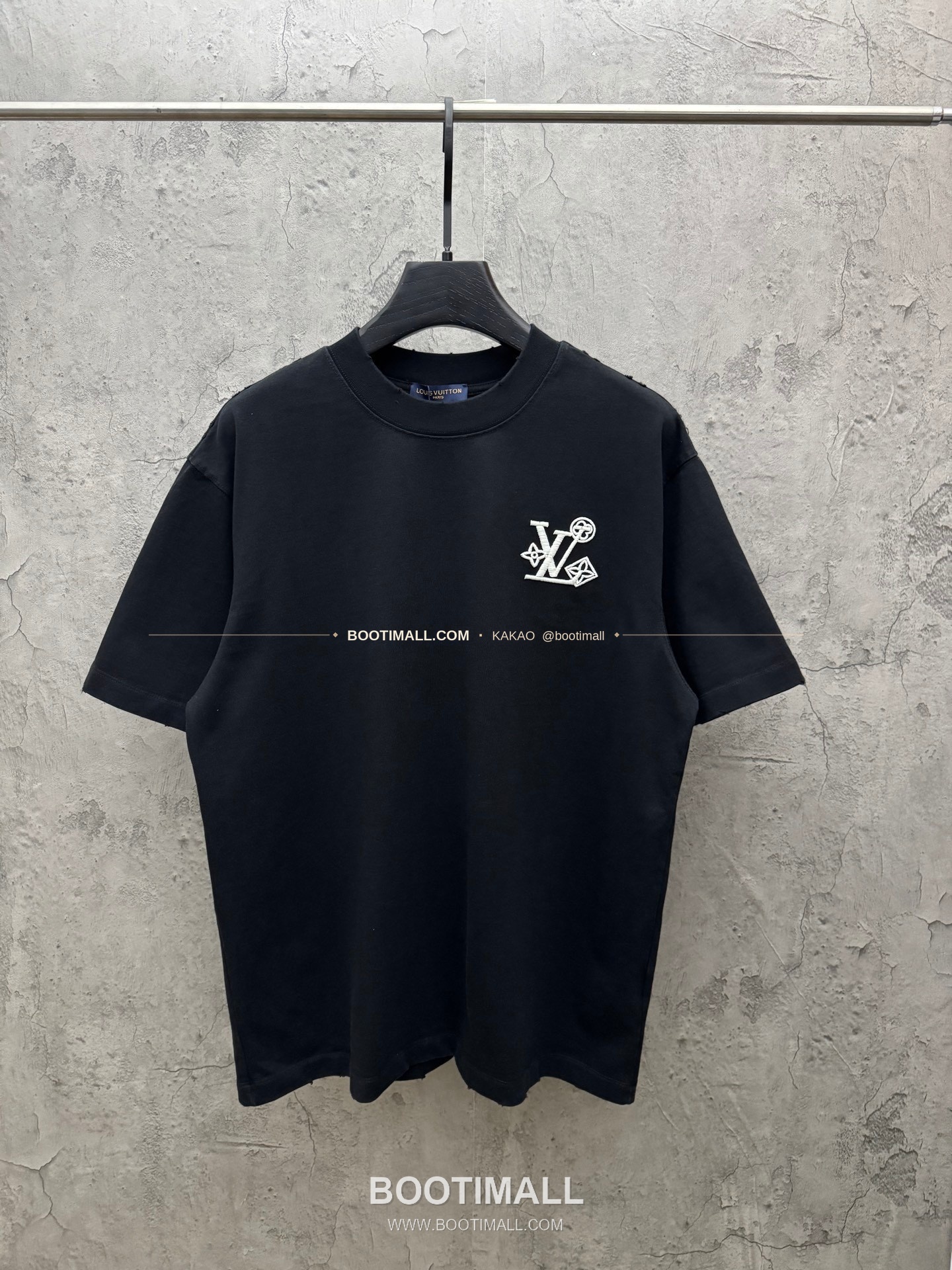 루이비통 2026SS 헤비코튼 UV변색 LV 3D자수 루즈핏 반팔 티셔츠 Louis Vuitton 2026 SS Heavy Cotton UV Color Changing LV 3D Embroidery Loose Fit Short Sleeve T-Shirt 8303 1