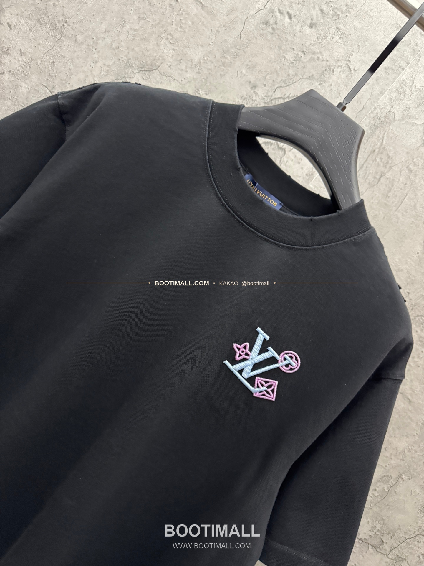 루이비통 2026SS 헤비코튼 UV변색 LV 3D자수 루즈핏 반팔 티셔츠 Louis Vuitton 2026 SS Heavy Cotton UV Color Changing LV 3D Embroidery Loose Fit Short Sleeve T-Shirt 8303 3