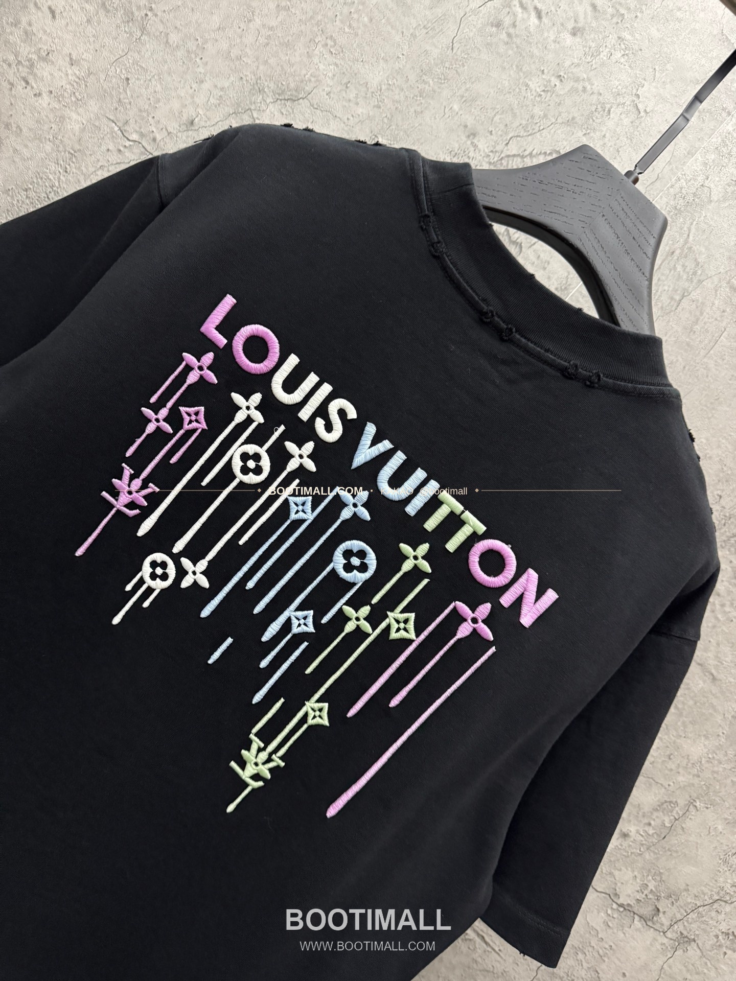 루이비통 2026SS 헤비코튼 UV변색 LV 3D자수 루즈핏 반팔 티셔츠 Louis Vuitton 2026 SS Heavy Cotton UV Color Changing LV 3D Embroidery Loose Fit Short Sleeve T-Shirt 8303 4