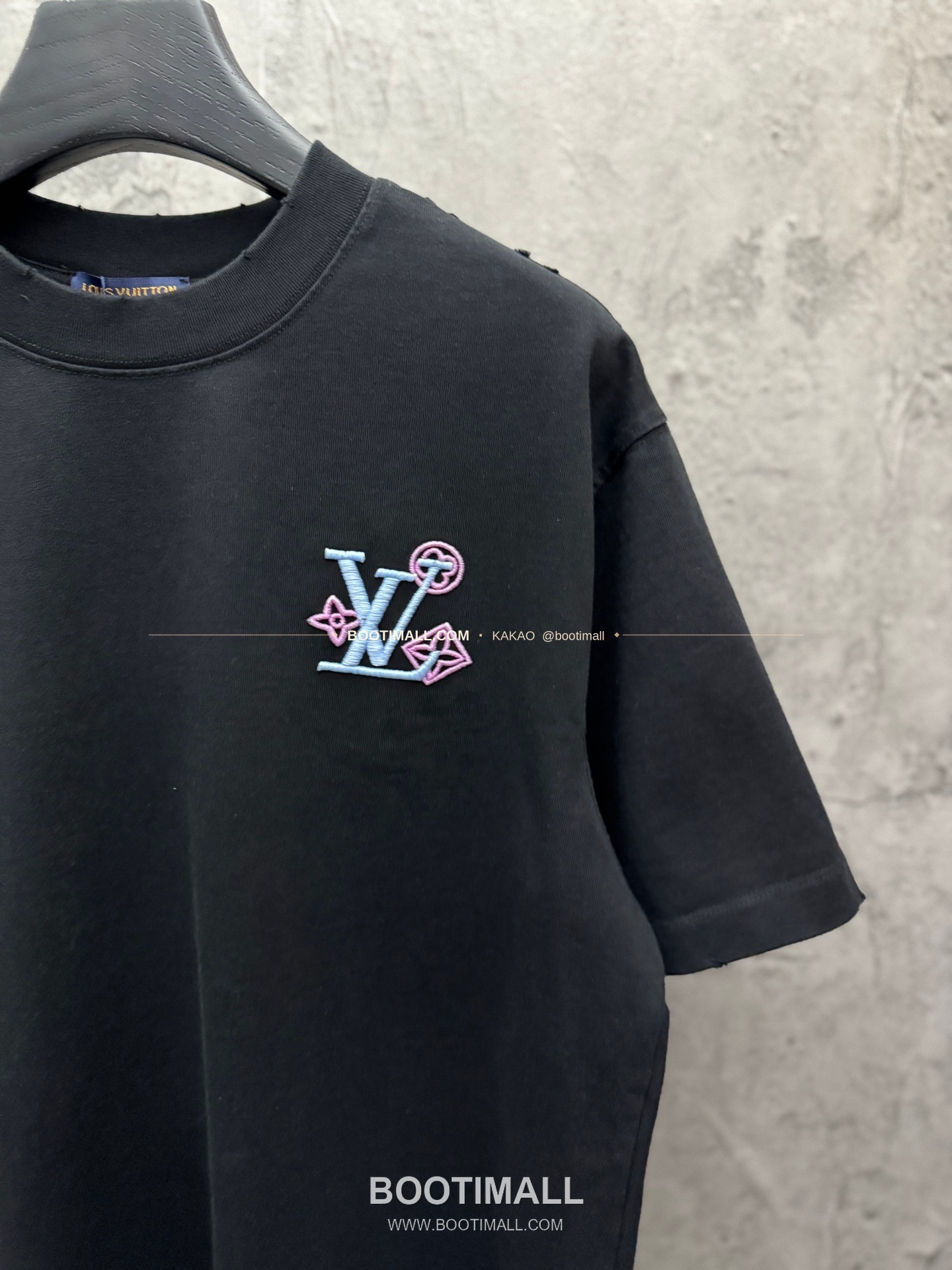 루이비통 2026SS 헤비코튼 UV변색 LV 3D자수 루즈핏 반팔 티셔츠 Louis Vuitton 2026 SS Heavy Cotton UV Color Changing LV 3D Embroidery Loose Fit Short Sleeve T-Shirt 8303 5