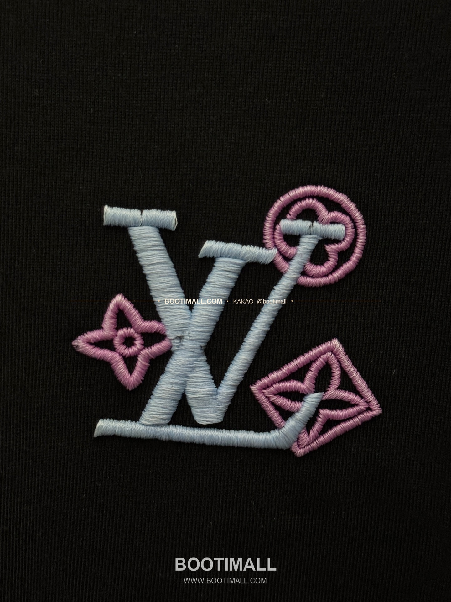 루이비통 2026SS 헤비코튼 UV변색 LV 3D자수 루즈핏 반팔 티셔츠 Louis Vuitton 2026 SS Heavy Cotton UV Color Changing LV 3D Embroidery Loose Fit Short Sleeve T-Shirt 8303 6