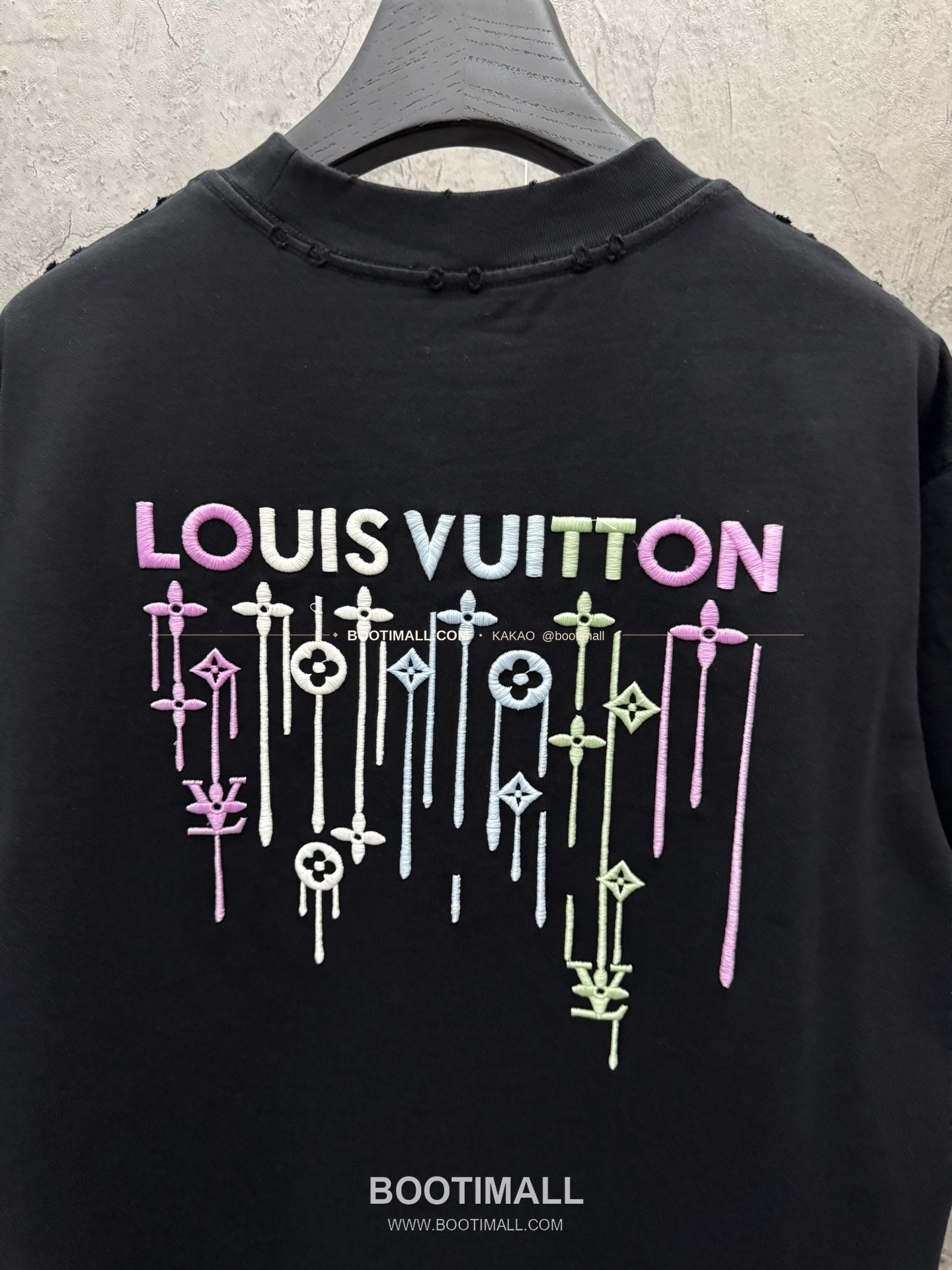 루이비통 2026SS 헤비코튼 UV변색 LV 3D자수 루즈핏 반팔 티셔츠 Louis Vuitton 2026 SS Heavy Cotton UV Color Changing LV 3D Embroidery Loose Fit Short Sleeve T-Shirt 8303 7